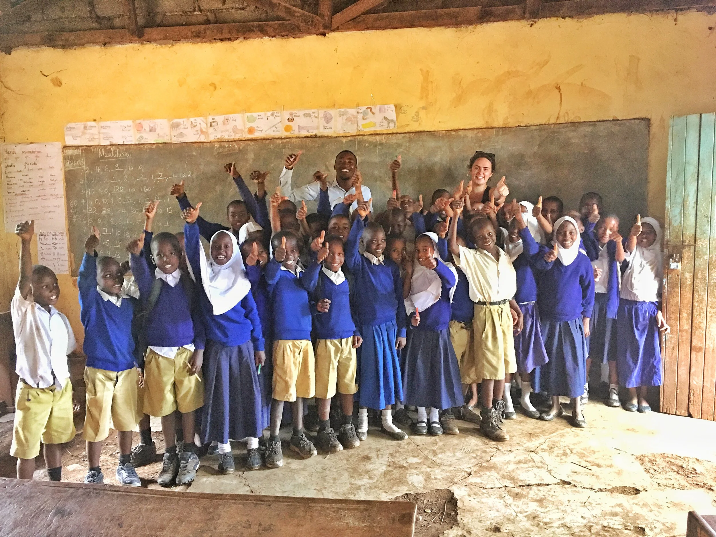 EIK-PROGRAMMET (Education Is Key): Vi samarbetar med de lokala skolorna i vår stadsdel och erbjuder Engelska- och Binti Yetu- (Våra Döttrar på swahili) klubbar under lektionstimmar. Vår Engelska-klubb drivs av Simbas lärare och önskar förbättra elevernas engelskakunskaper på mellanstadiet. Vi erbjuder även professionell utveckling och stöd till skolornas lärare, detta med målet att uppmuntra till en alternativ undervisningsmetod baserat på den tanzaniska kursplanen. Vår Binti Yetu-klubb ger unga tjejer i mellanstadiet chansen till en fristad där ämnen som kvinnors rättigheter, mens, sexualundervisning och jämställdhet kan pratas om öppet.