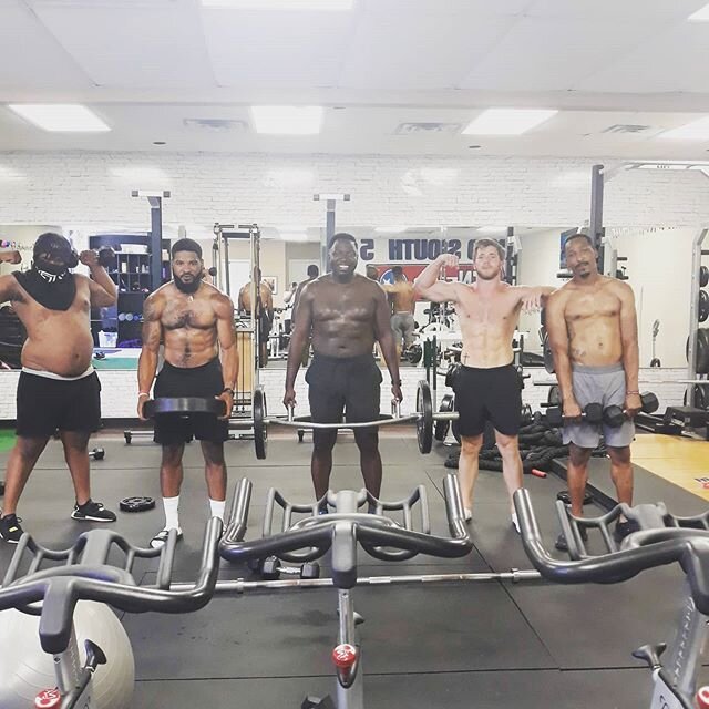 #flexfriday 💪🏿💪🏾💪🏼 ●What I love about this pic, men come in all shapes and sizes too!
●For all the fellas grinding out there stay at it, summer ain't over, get in that gym and get to work! ●And lift with your boys!!
.
.
.

@midsouth5fit #steela