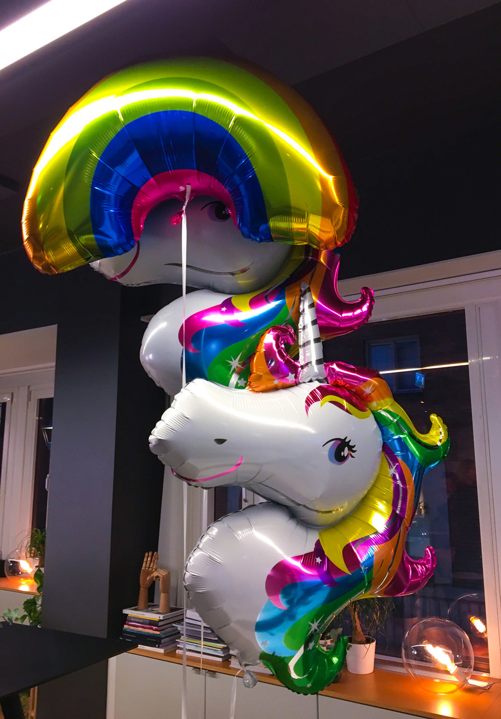 enhörningsballonger och regnbågsballong.jpeg