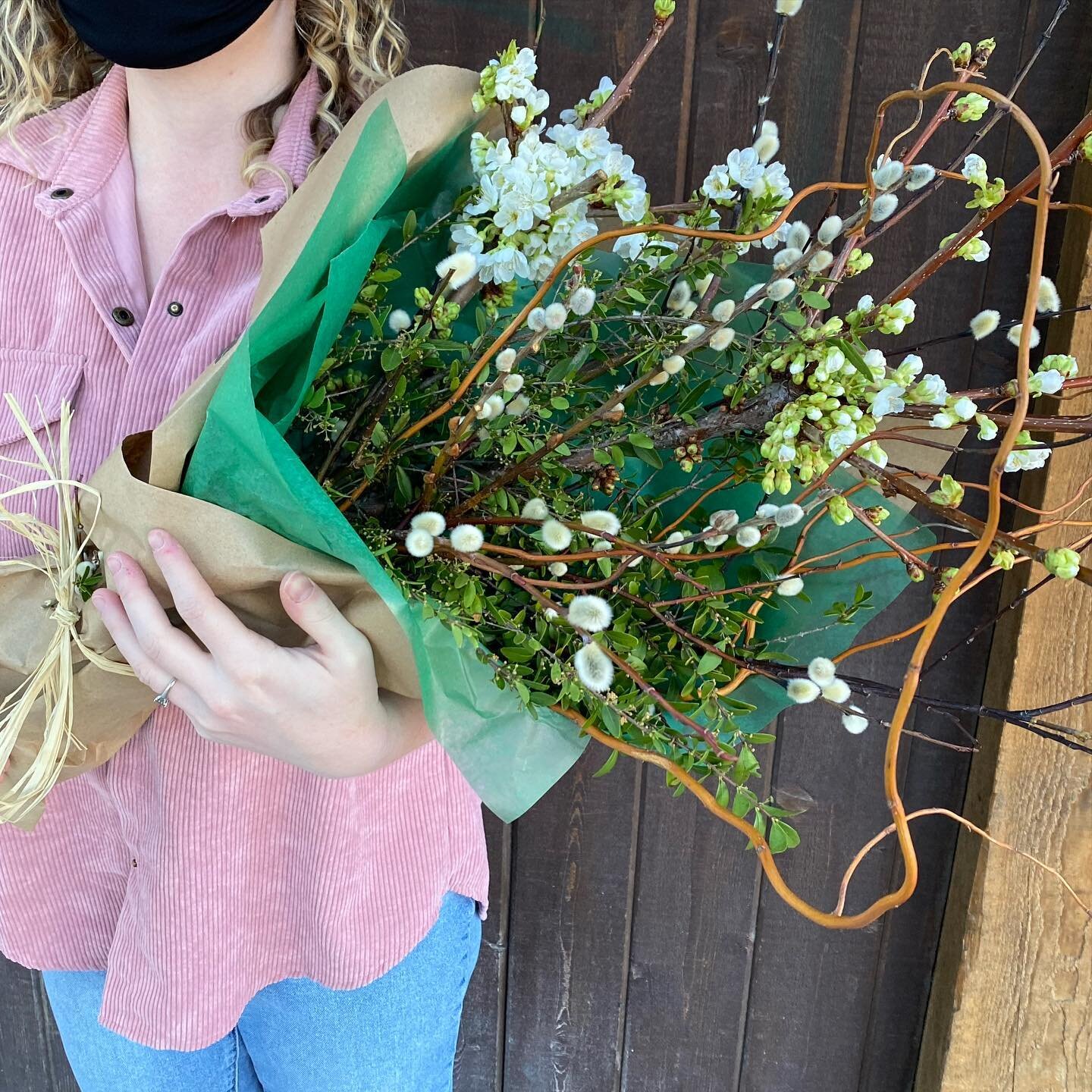 Oh my goodness these prunus branches came in out of this world awesome!! We loved creating this &lsquo;breath of spring&rsquo; bouquet today for a deserving mom!
.
.
#banff #banffmountaintopflowers #banffflorist #springflowers #giftofflowers #flowers