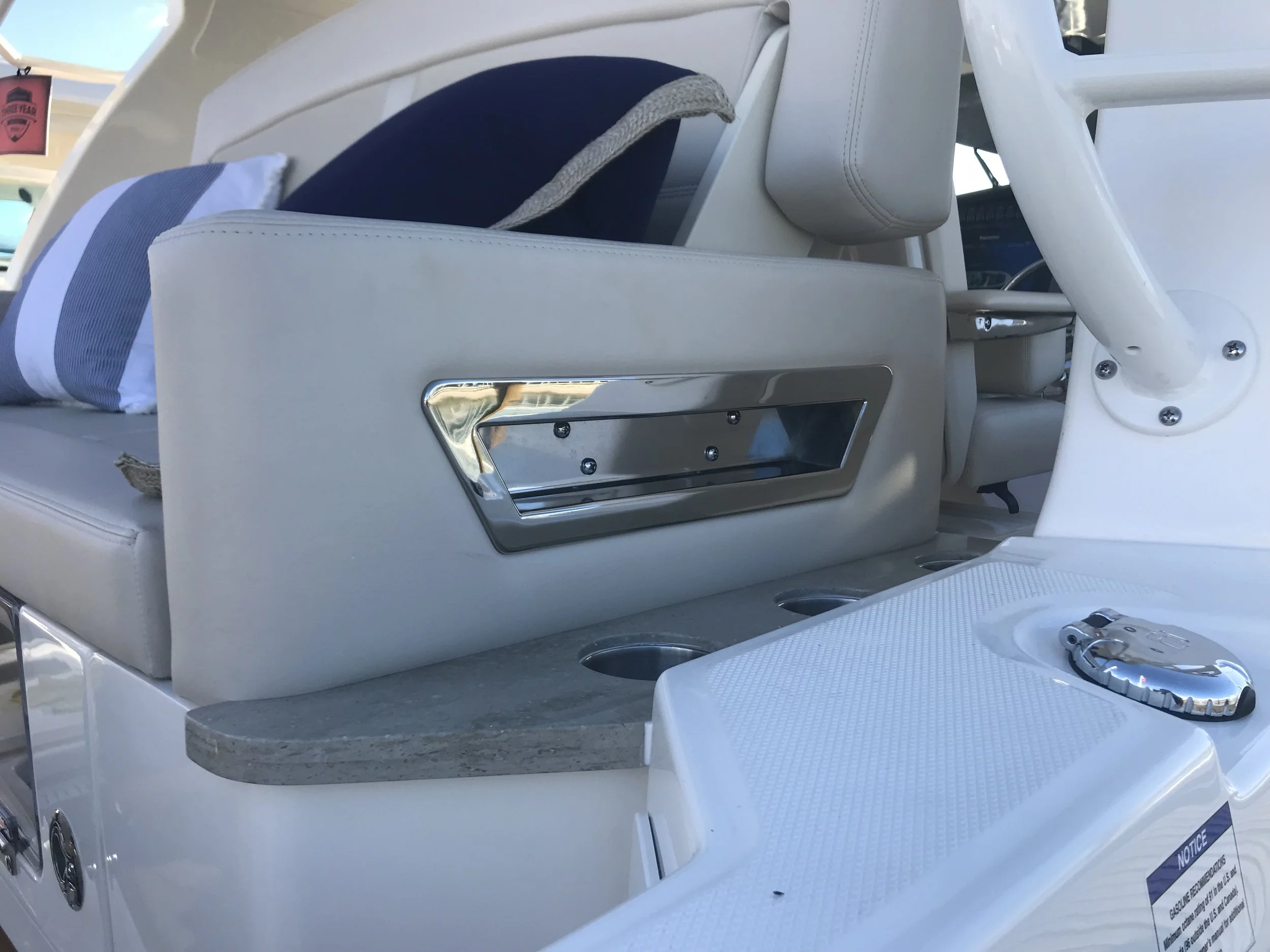 2283168 350EX Aft Lounge Grab (3).JPG