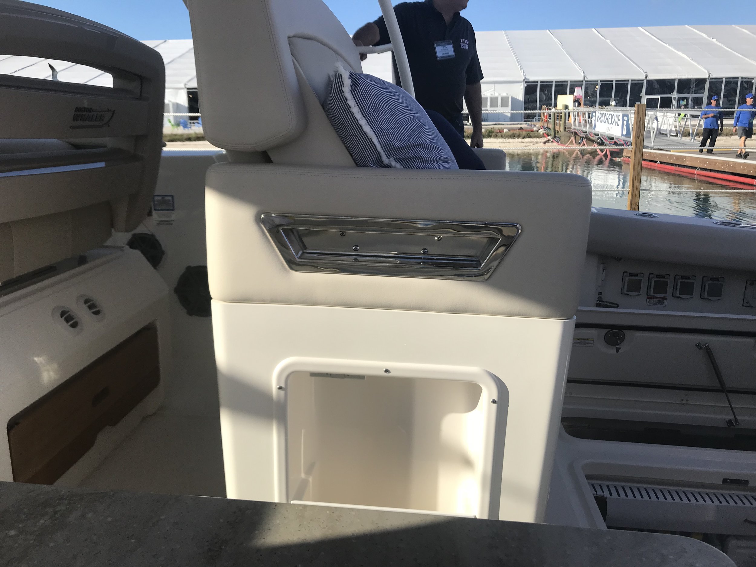 2283168 350EX Aft Lounge Grab (2).JPG