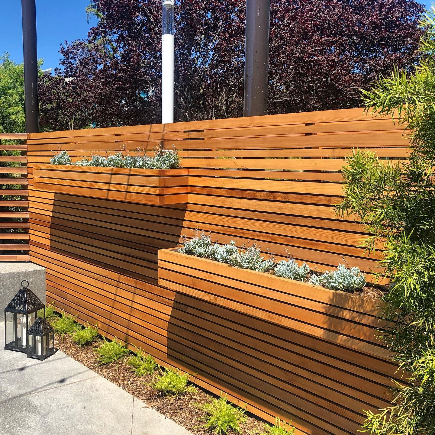 Newly completed clear heart redwood fence and planters. 👌🏼 #ThinkOutsideDesign #landscapedesign #landscapearchitecture #fencedesign #gardendesign