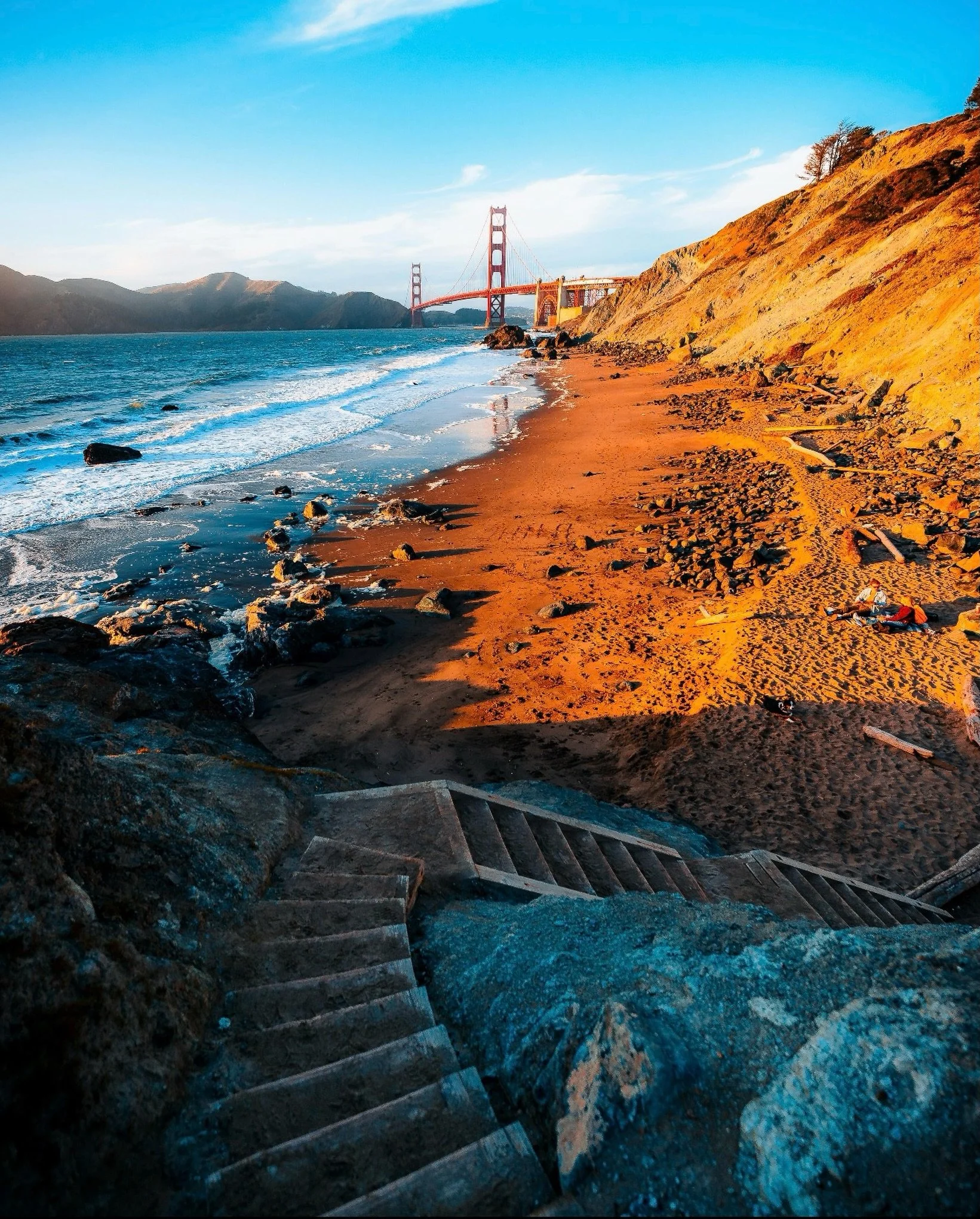 For those who chase sunsets. &hearts;️🌹
.
.
.
.
.
#sincefuture #sanfrancisco #goldengatebridge #goldenhour #sunsetchaser