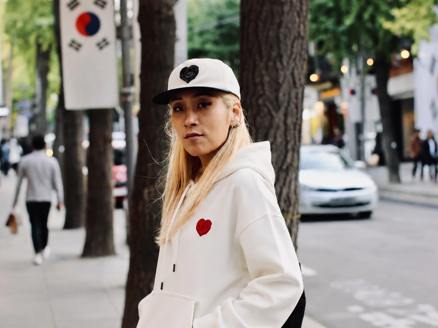 Seoul, Korea 🇰🇷 beauty, love, and fragility of life. &hearts;️🌹
.
.
.
.
.
#sincefuture  #SeoulKorea #KoreaStreetStyle #HeartRose #BuiltInSanFrancisco