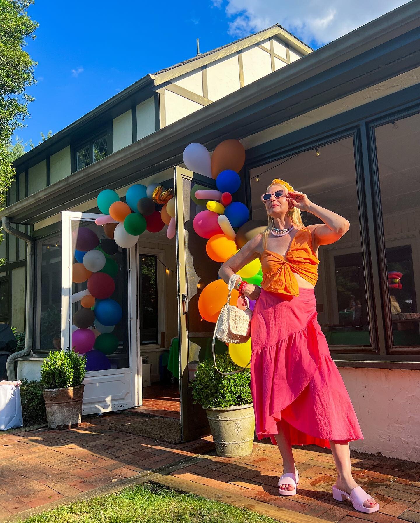 I&rsquo;m a B A R B I E Girl 🎉🏡🎈
&hellip;in the B A R B I E World 
🧡🩷
I was at my friend&rsquo;s son&rsquo;s bday party this past weekend and met a really friendly and funny friend of hers.
🩷🧡
She says upon seeing my outfit;
&ldquo;Oh, I guess