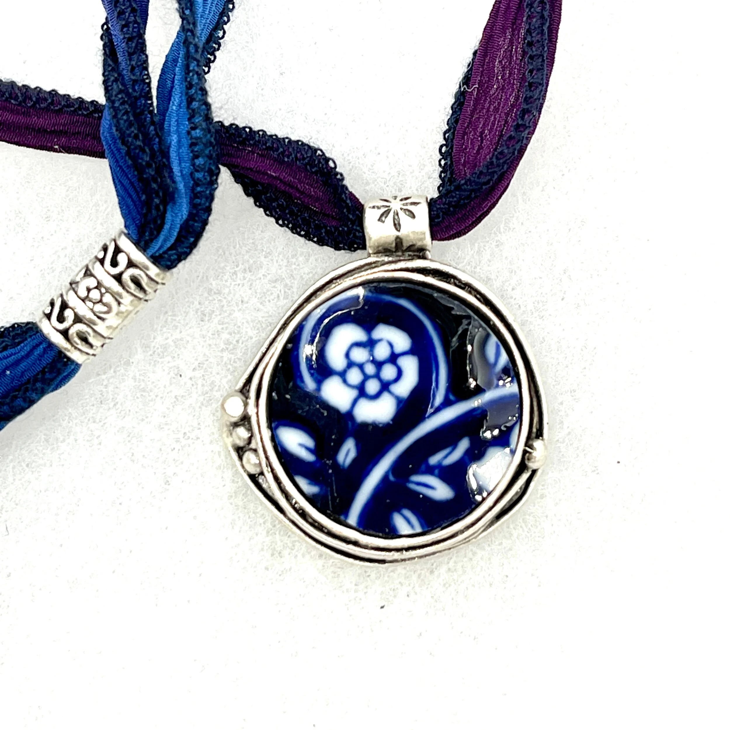 Blue:White china Cirlce Necklace.jpg