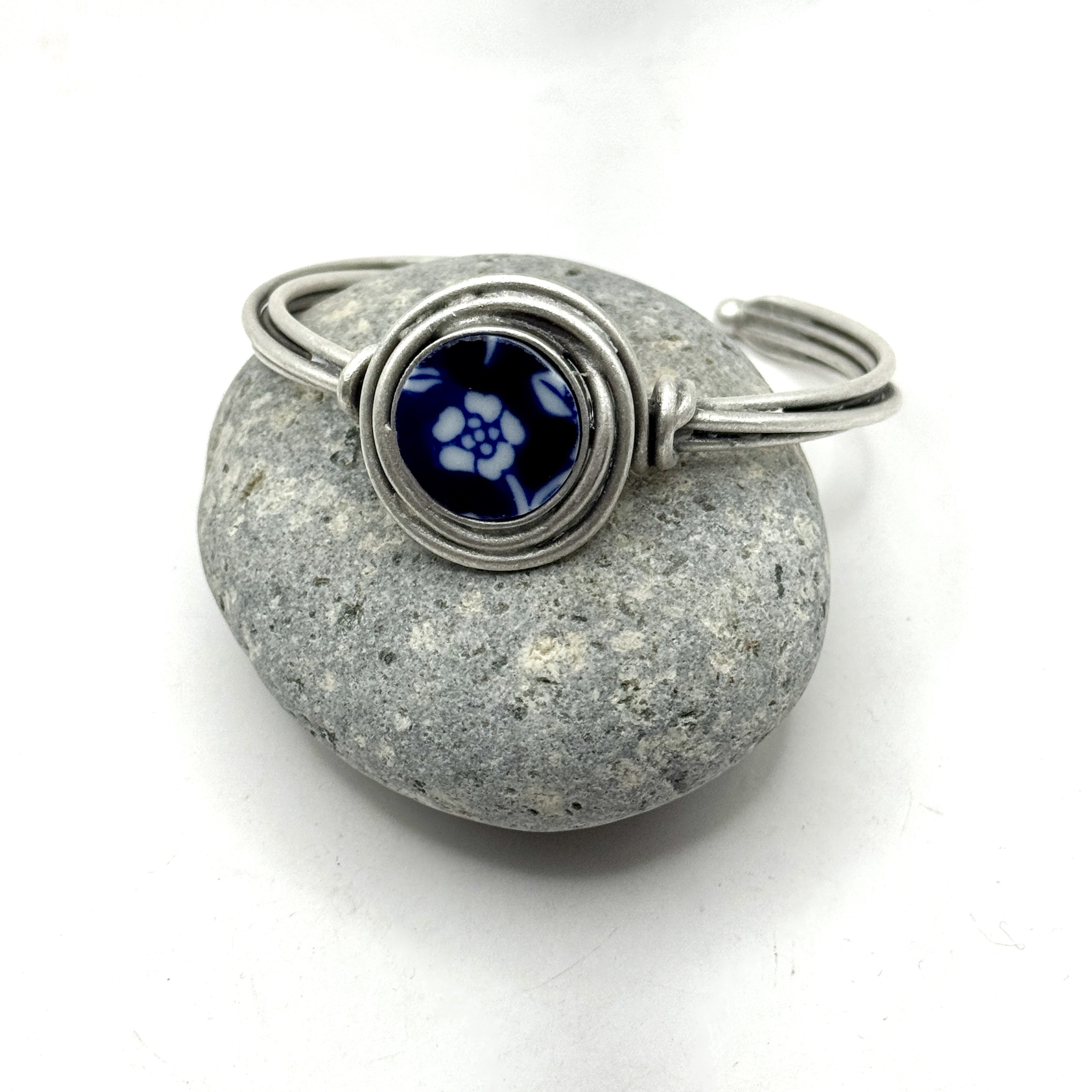 1” decorative silver plate adjustable band with hand cut blue and white dishware