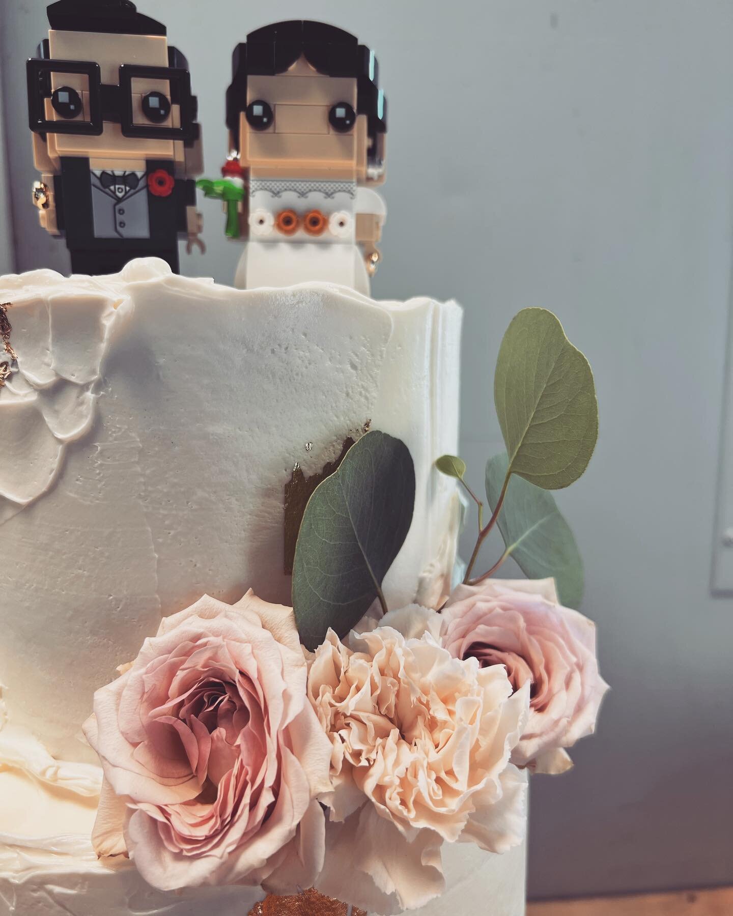 Can&rsquo;t get over this cuteness from a week ago! 😍 Two-tier Ube Cake filled with Ube Halaya and Ube Buttercream and finished with Vanilla Buttercream, fresh blooms and @lego cake topper. ❤️❤️❤️

@celiyme 
@onyboy912 

#sweetcondesaweddings  #dess
