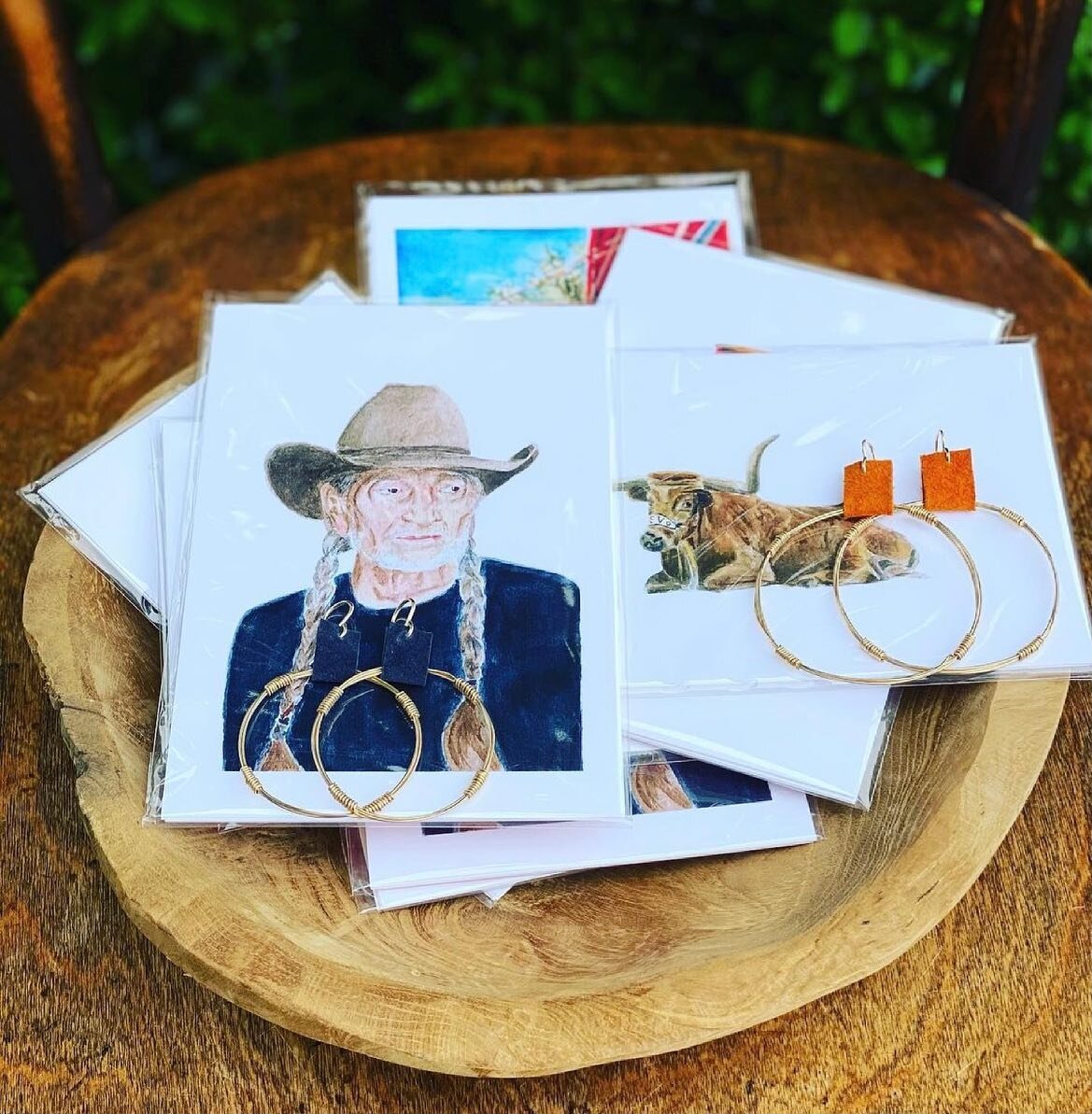 I made custom postcard bundles for my friends at @thegiftshopatlizjames 💙 and look what cute additions they make to these gifts! Let someone know you&rsquo;re thinking of them or frame them for some local art!