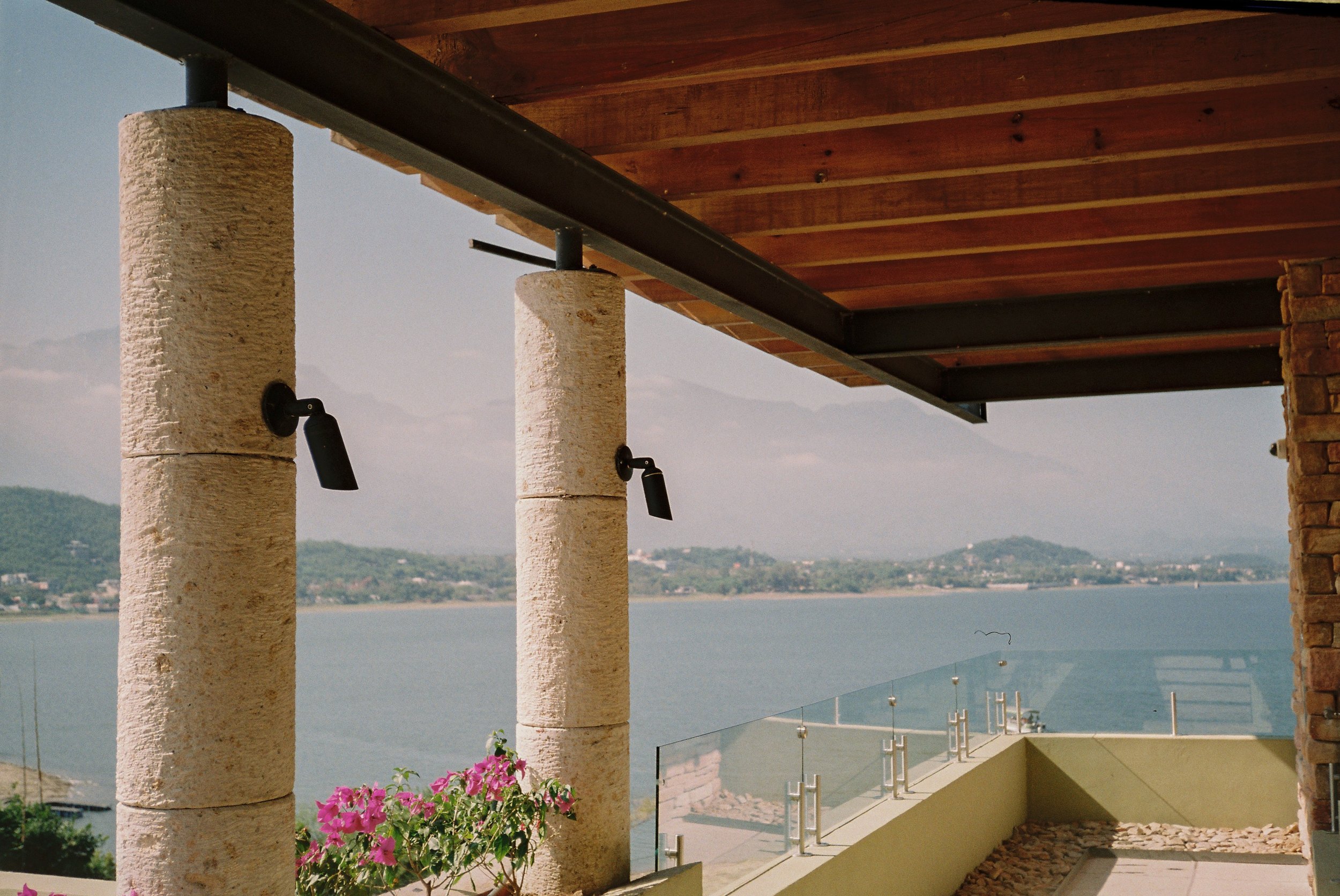 R1-03047-005A.jpg