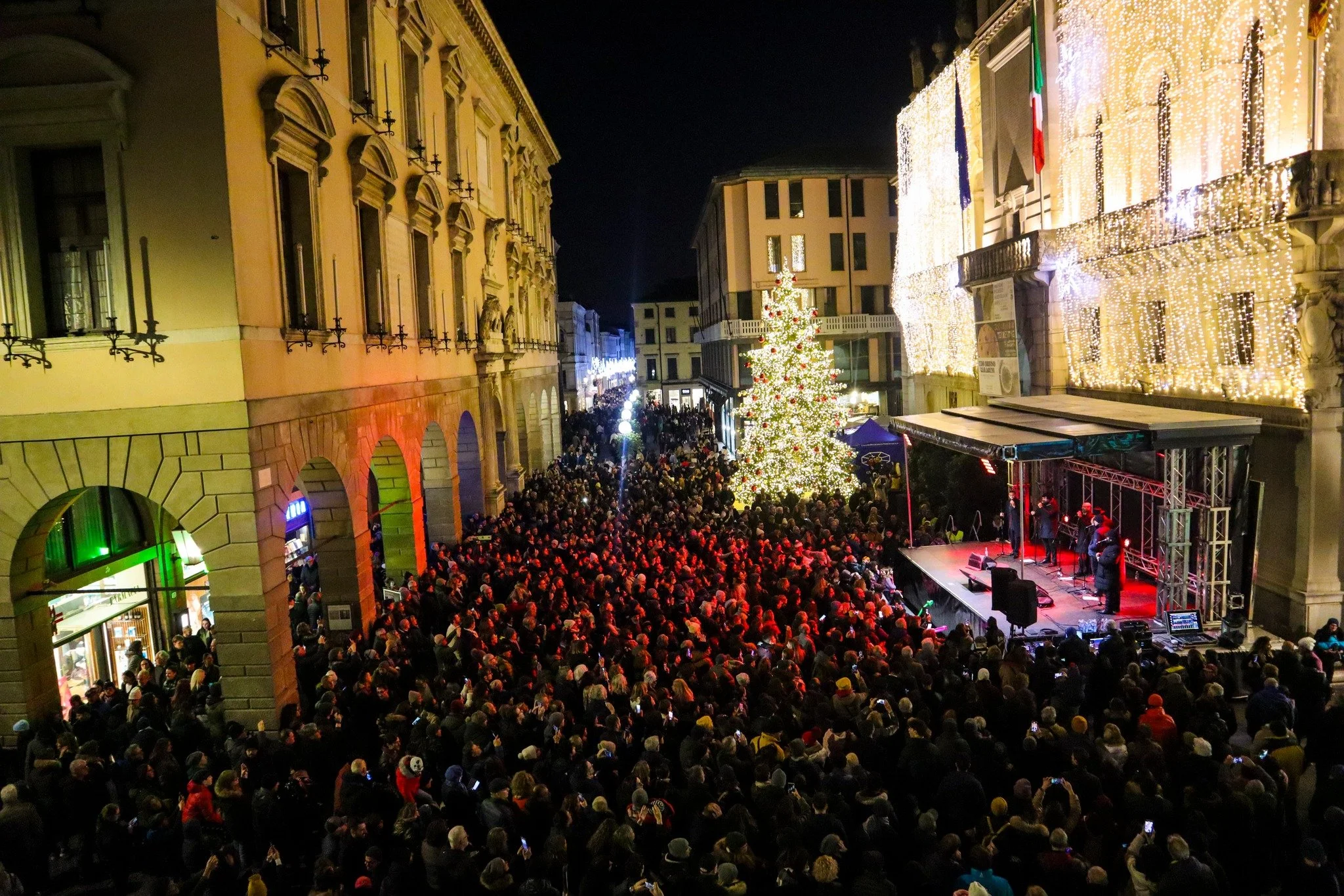 ACCENSIONE ALBERO DI NATALE PADOVA