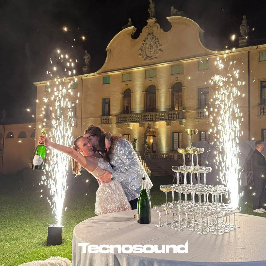 Ogni matrimonio &egrave; unico.
Per questo progettiamo ogni evento su misura, curando luci, atmosfere ed effetti scenografici per valorizzare ogni location e ogni momento speciale.

Le sparkular visibili in foto sono certificate e completamente ignif