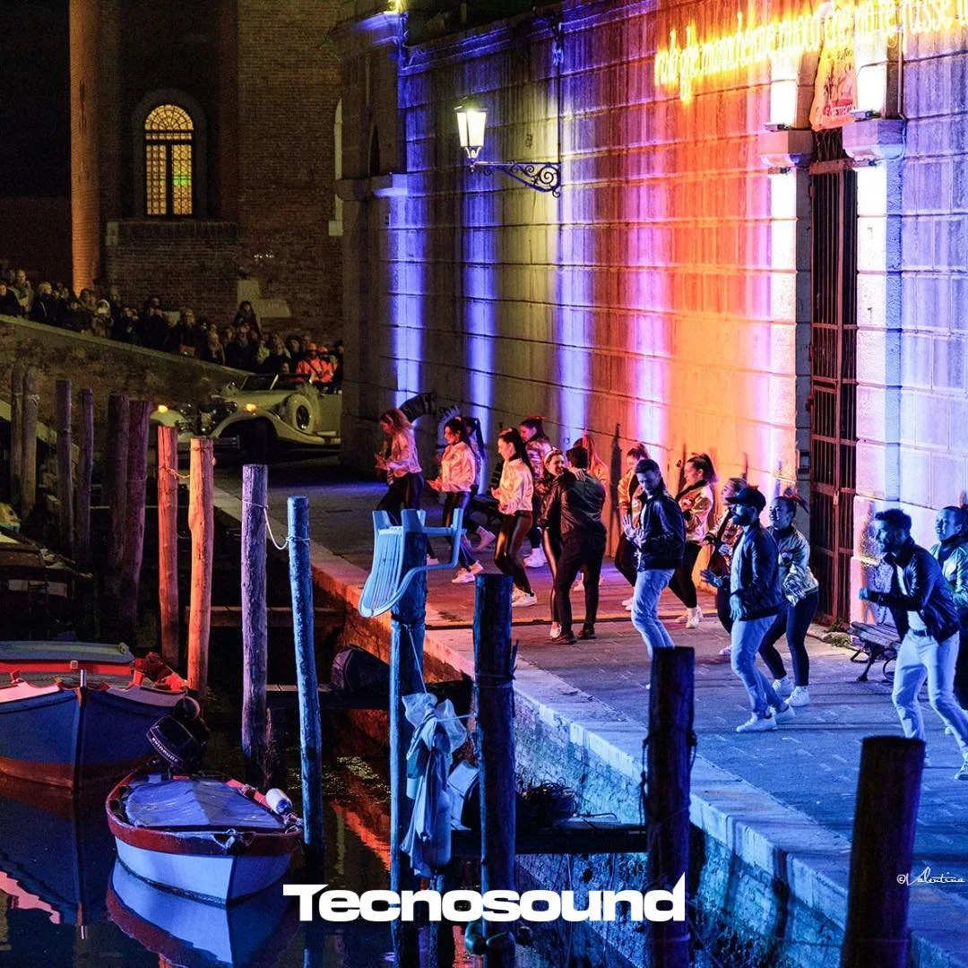 Quando la luce trasforma lo spazio e l&rsquo;evento diventa esperienza.

Un contesto storico che prende vita grazie a un progetto di illuminazione e regia tecnica studiato su misura.

Tecnosound
Audio &bull; Luci &bull; Video al servizio dello spetta