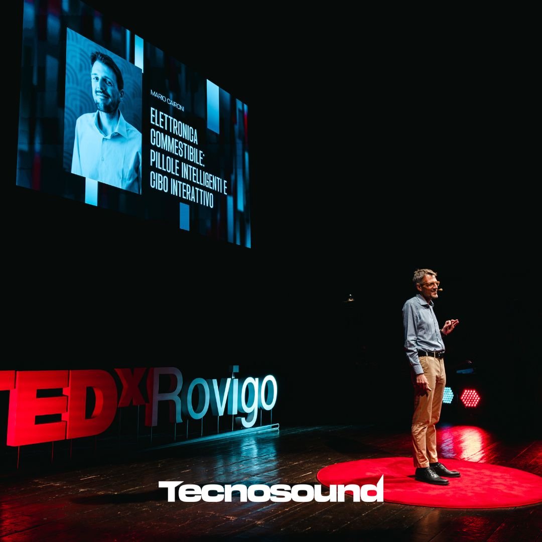 TEDx Rovigo &egrave; un evento che mette al centro le idee, le persone e il valore della condivisione.
Un palco dove contenuti e visioni prendono forma attraverso un&rsquo;esperienza live curata in ogni dettaglio.
Tecnosound ha seguito la produzione 