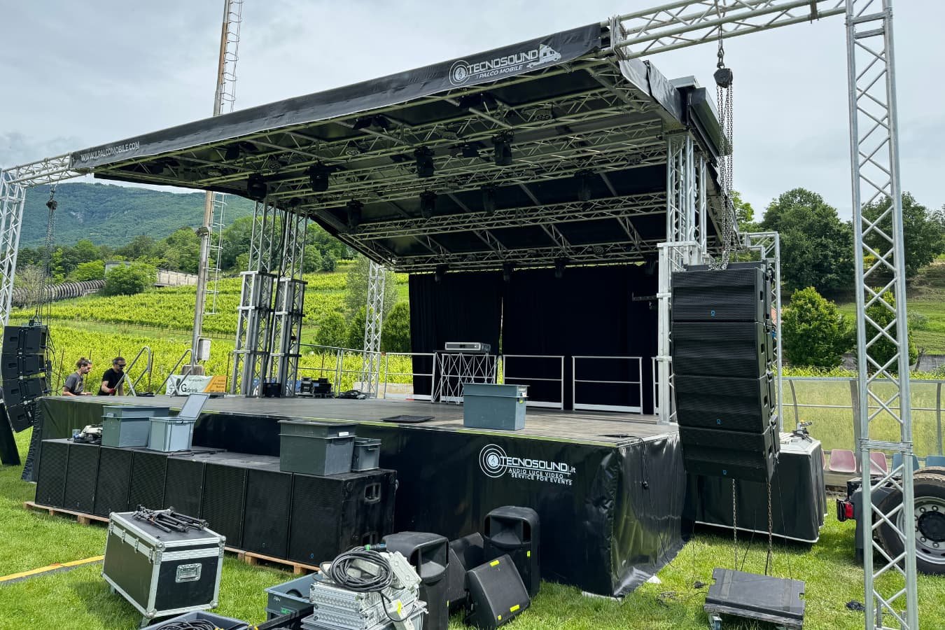 Palco mobile aperto durante la fase di montaggio per eventi e concerti ed eventi sportivi