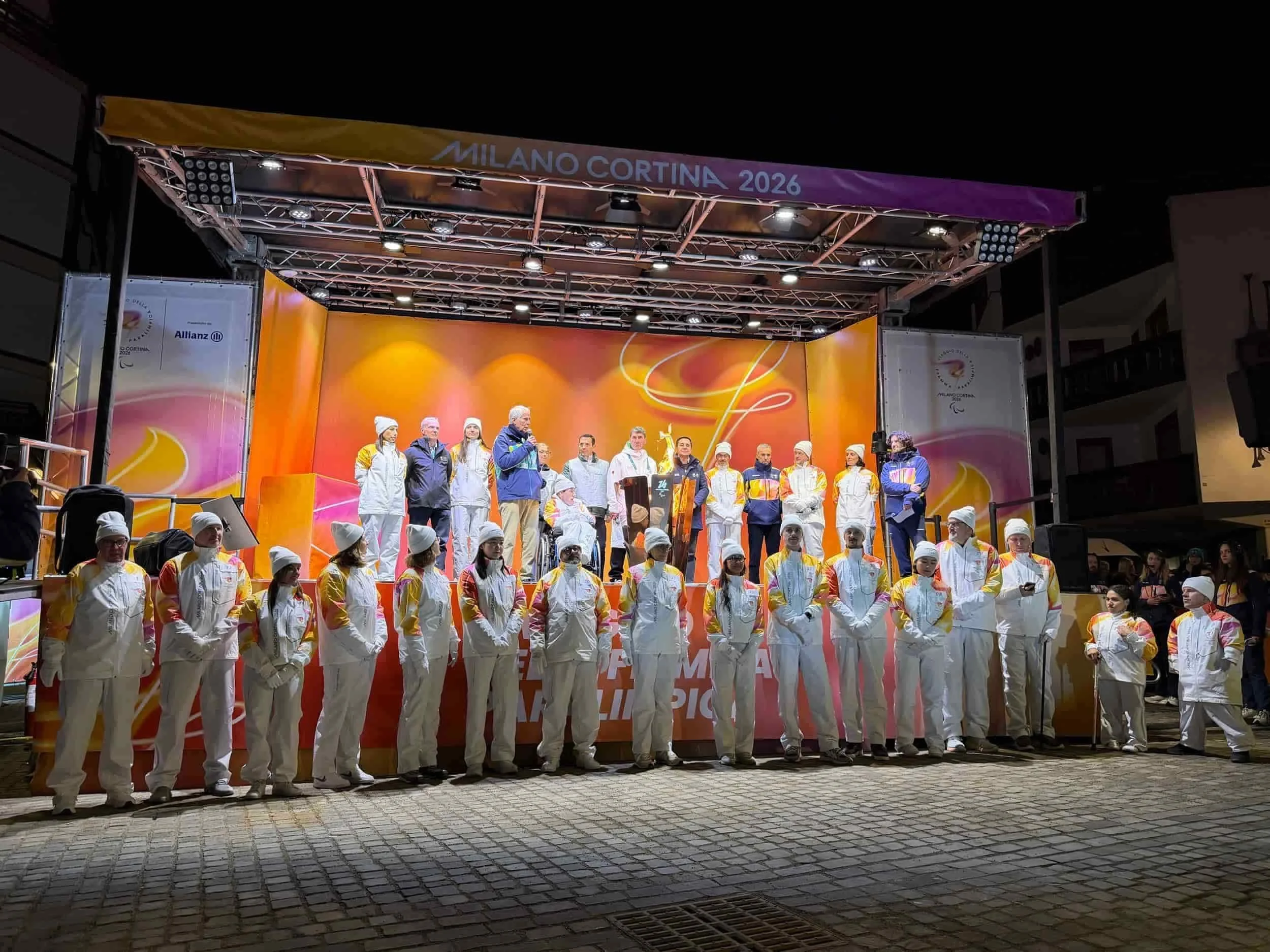 Milano cortina 2026 Accensione del braciere paralimpico in piazza le poste di cortina con il palco mobile
