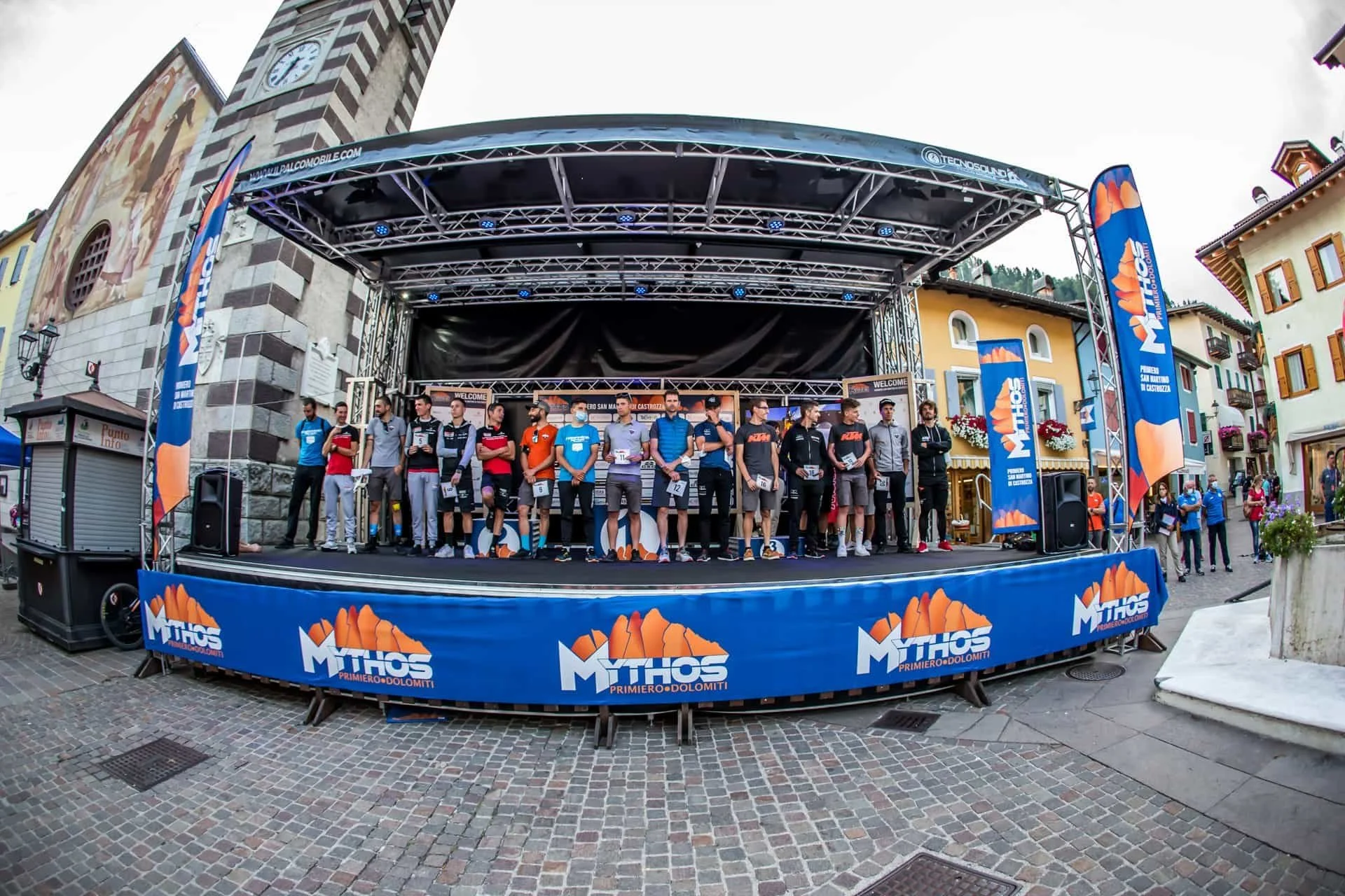 Il palco mobile Tecnosound in configurazione basic durante un evento pubblico in piazza. Soluzione professionale ideale per eventi sportivi, manifestazioni, festival, sagre, spettacoli e concerti con montaggio rapido e struttura certificata.