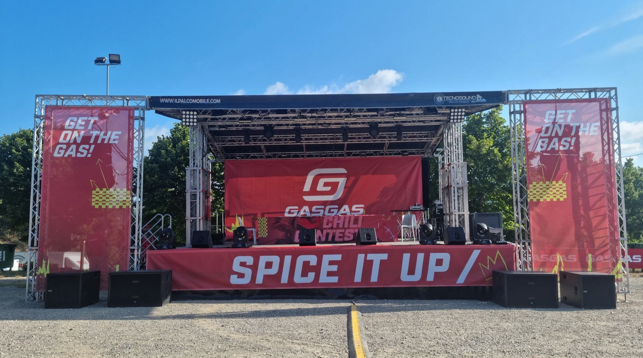 Palco mobile personalizzato con sponsor e grafiche evento