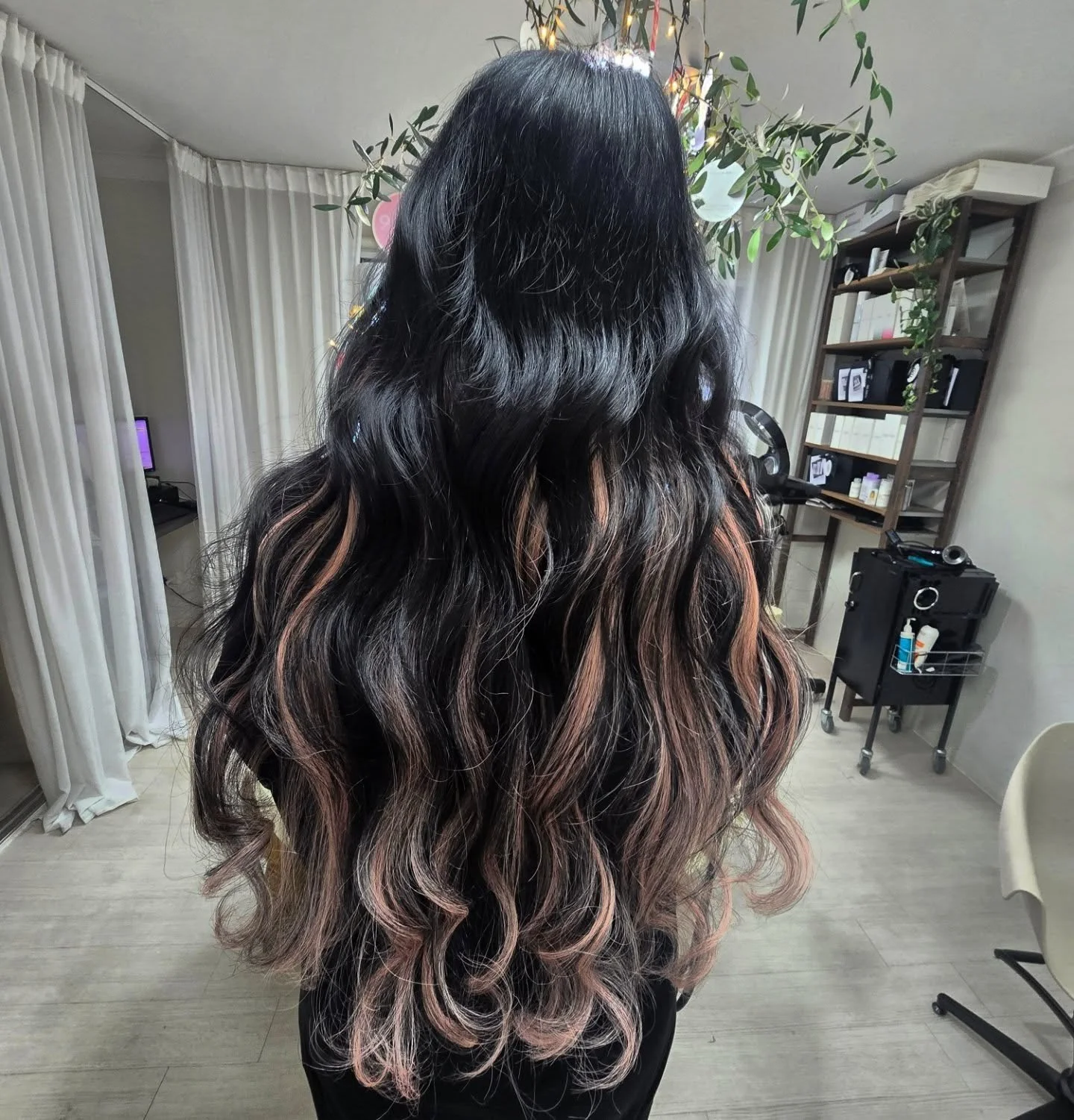 ✨ Custom Pink 24 Inch weft extensions ✨
I&rsquo;m obsessed with how these custom-colored weft extensions turned out! We blended soft smoky pink with deep black for the perfect contrast &mdash; subtle, dimensional, and dreamy 🤍🖤🌸These wefts were cu
