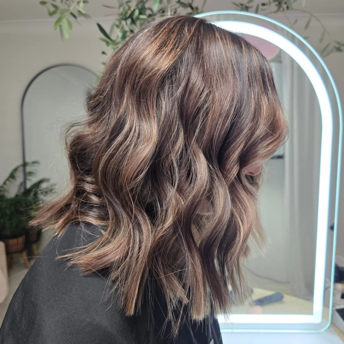 Soft dimension, seamless blend ✨
This colour was created using a custom mix of lowlights and highlights to add depth, movement and richness without losing brightness. The lowlights ground the colour, while the highlights lift and reflect light for th