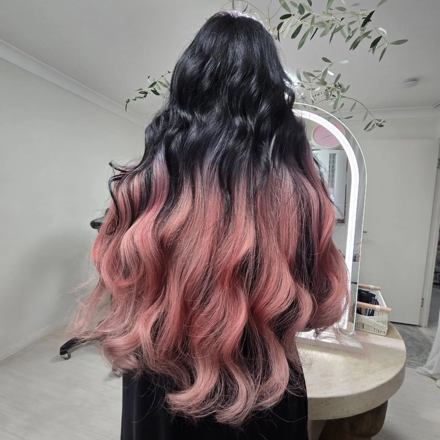 We added more pink 💗  obsessed and slightly jealous. Who wants some pink hair ? MR SMITH STRAWBERRY BLONDE MASQUE