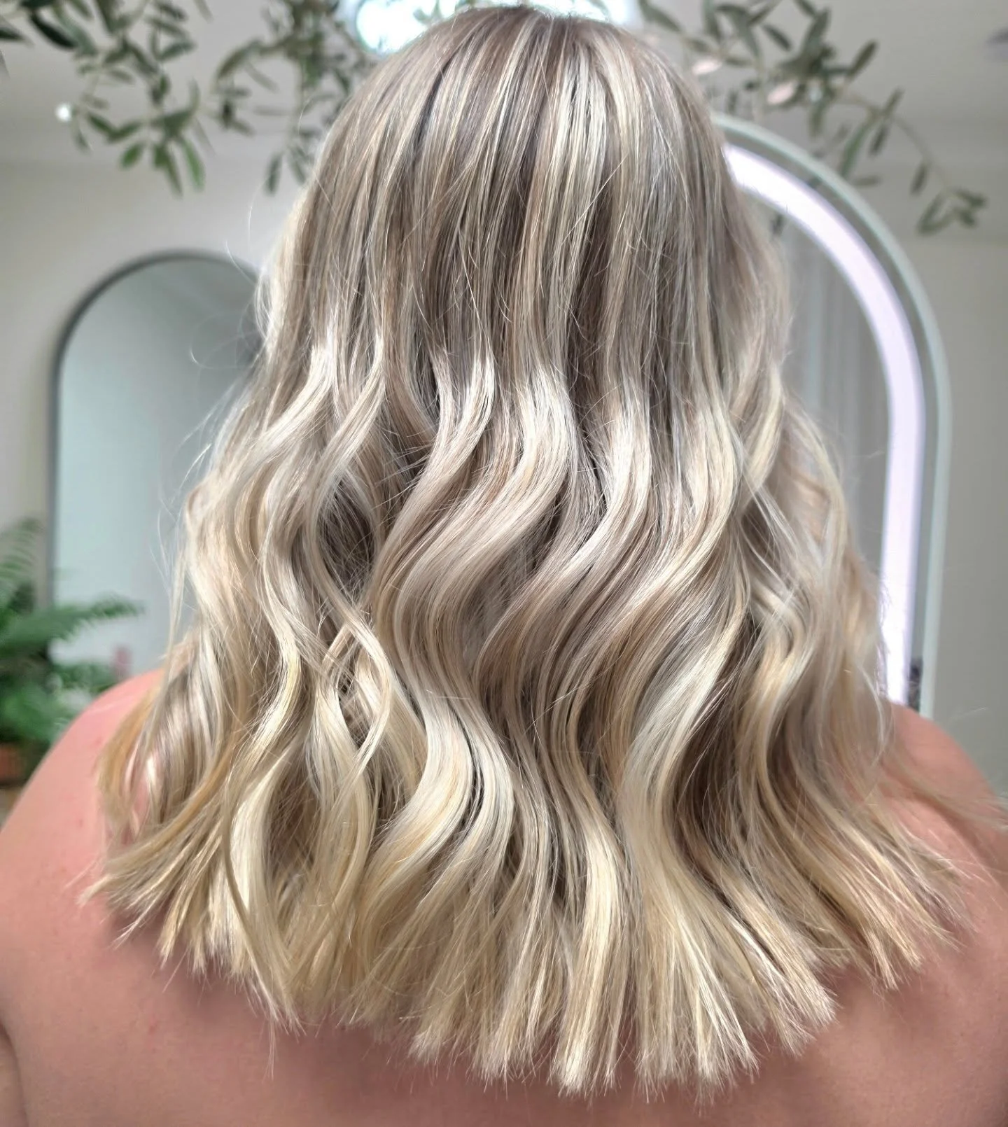 Butter blonde dreams ✨
Soft ribbons of creamy blonde melting into natural depth for that effortless, lived-in glow.

The kind of blonde that looks expensive, grows out seamlessly, and shines in every light 🤍