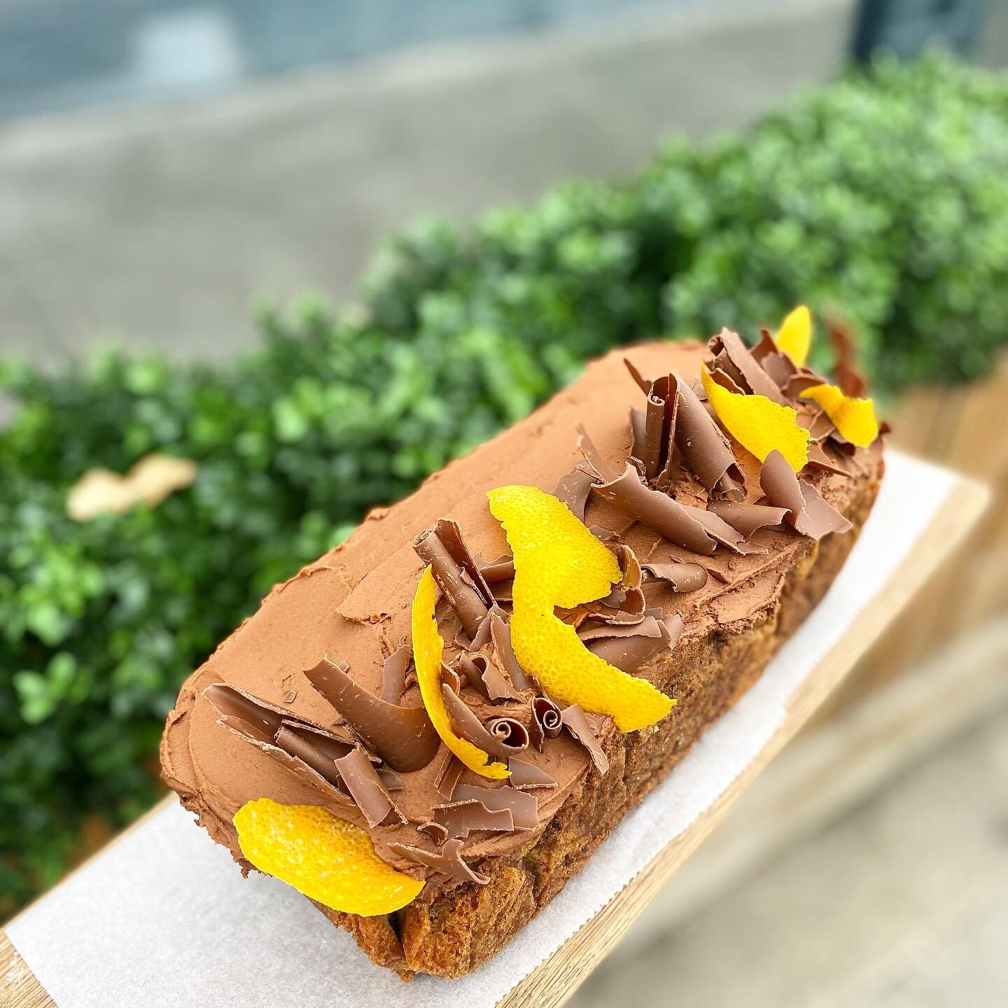 Chocolate Orange 🍊 Loaf 

A Flat White ☕️ and a slice 🍰 of this is sure to give you that Friday feeling. 😊 Sorry in advance you won&rsquo;t be able to stop xoxox 🤤 

#cake #loafcake #chocolateorange #dublinfood #dublinfoodie #cakedate #fridayfeel