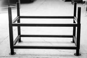 The functional framework is constructed in iron and designed by shop fitters to facilitate covering installation, and also is useful for removing and moving the oven at any time. The oven can be easily and safely put into position. If necessary, the oven can be moved at any time without intervention by specialized technicians.