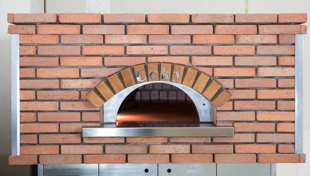 Handcut Brick – Red A completely handmade brick, still realized using the most modern techniques. Creative, vivid, unmistakable. A colour with a lot of personality, seal of tradition and art that molded castles, fortresses and churches. Tone that characterized entire cities, qualifying powerful volumes and daring shades.