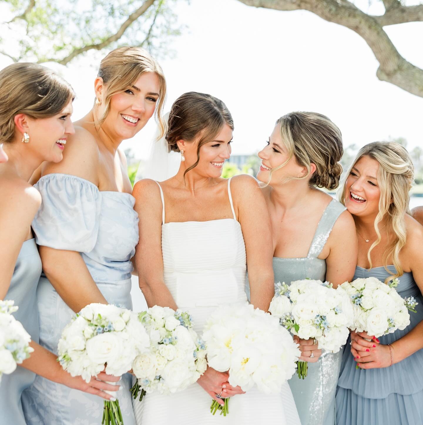 That bridal party GLOW, though✨ Haley and her crew had jaws dropping left and right👏 

Beautiful photos by @oxanaroxphotography 

#studiobride #bridalmakeup #bridalparty #bridegoals #weddingglam #brideglam #bridesmaids #bridesmaiddresses #bridesmaid
