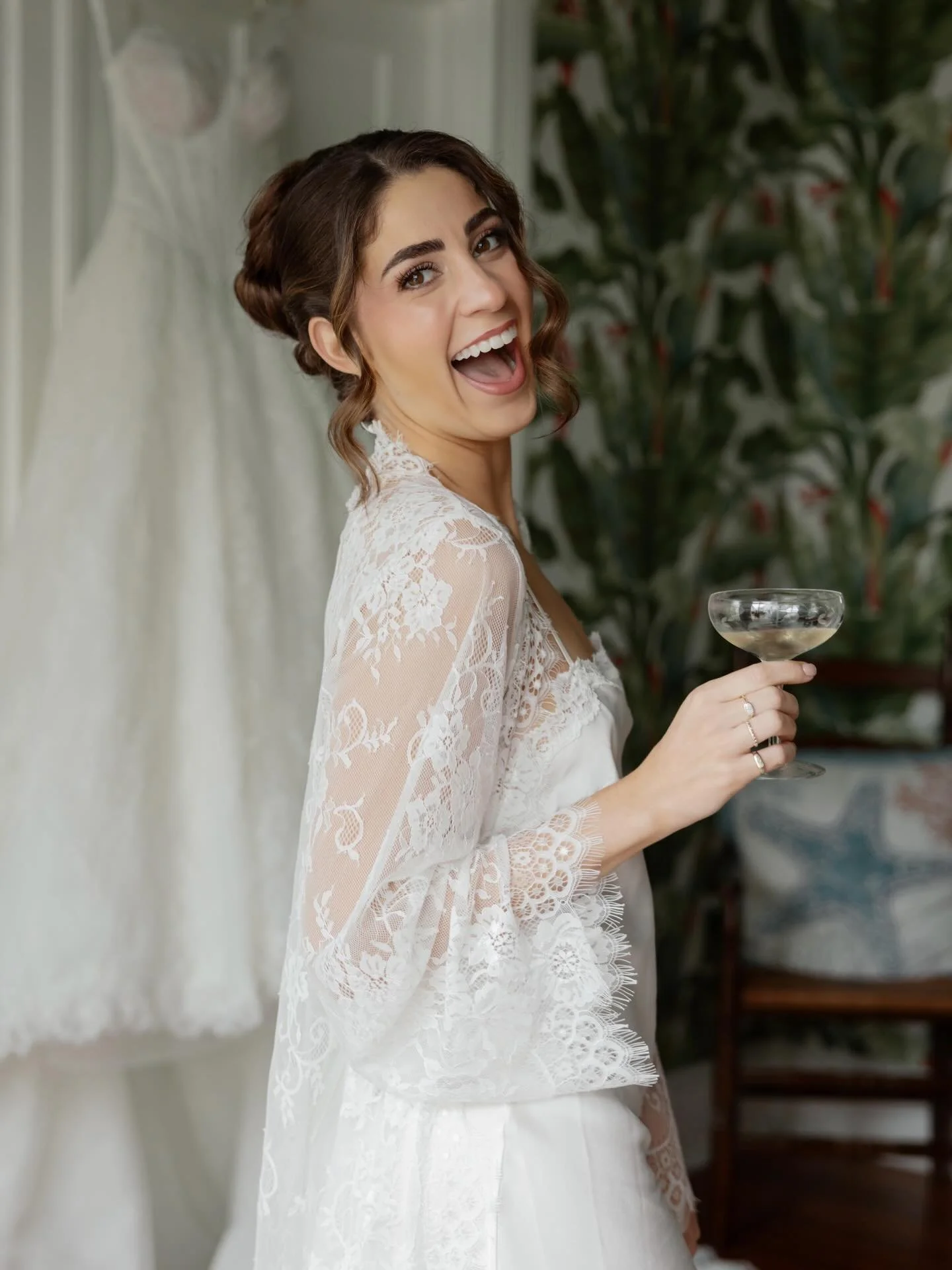 If these aren&rsquo;t the vibes, we don&rsquo;t want them. 
@jordynalessandra wedding was a true fairytale &amp; we were honored to glam her and her girls on such a special day. #studiobride 

Beautiful photos by @jayleighflood &amp; gorg glam by @ma