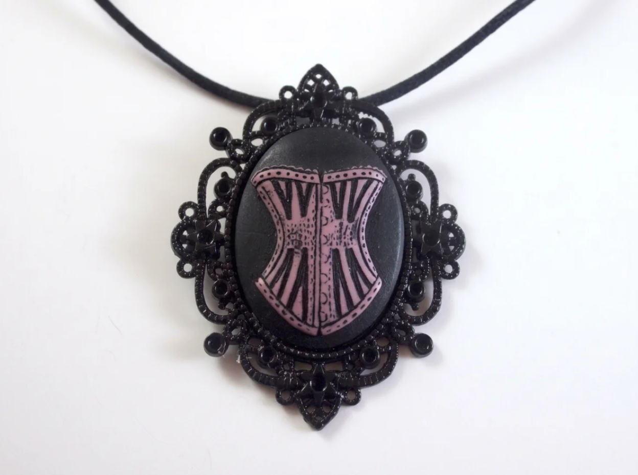 Corset necklave WBH.png