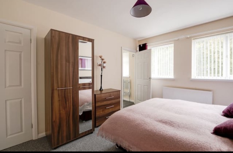 Market Parade - double bedroom with en-suite.jpg