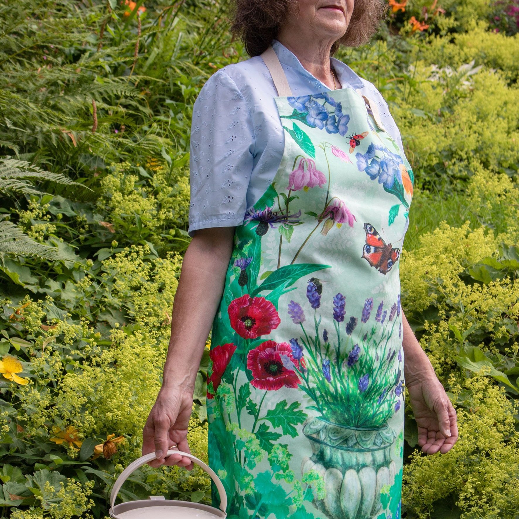 Mothers+Garden+Apron-watering+flowers+in+garden-07.jpg