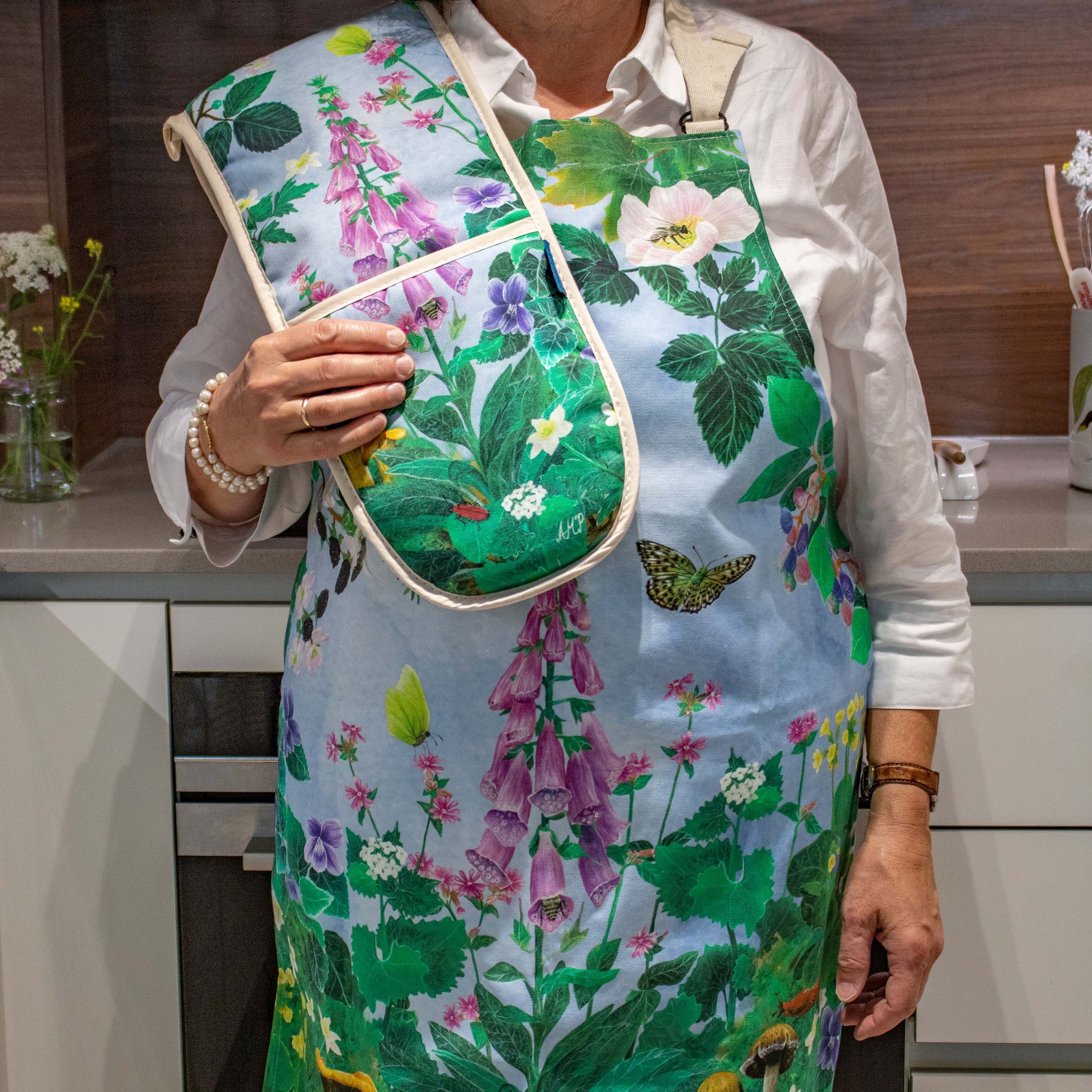 A Woodland Walk-oven glove+apron-mother-03.jpg