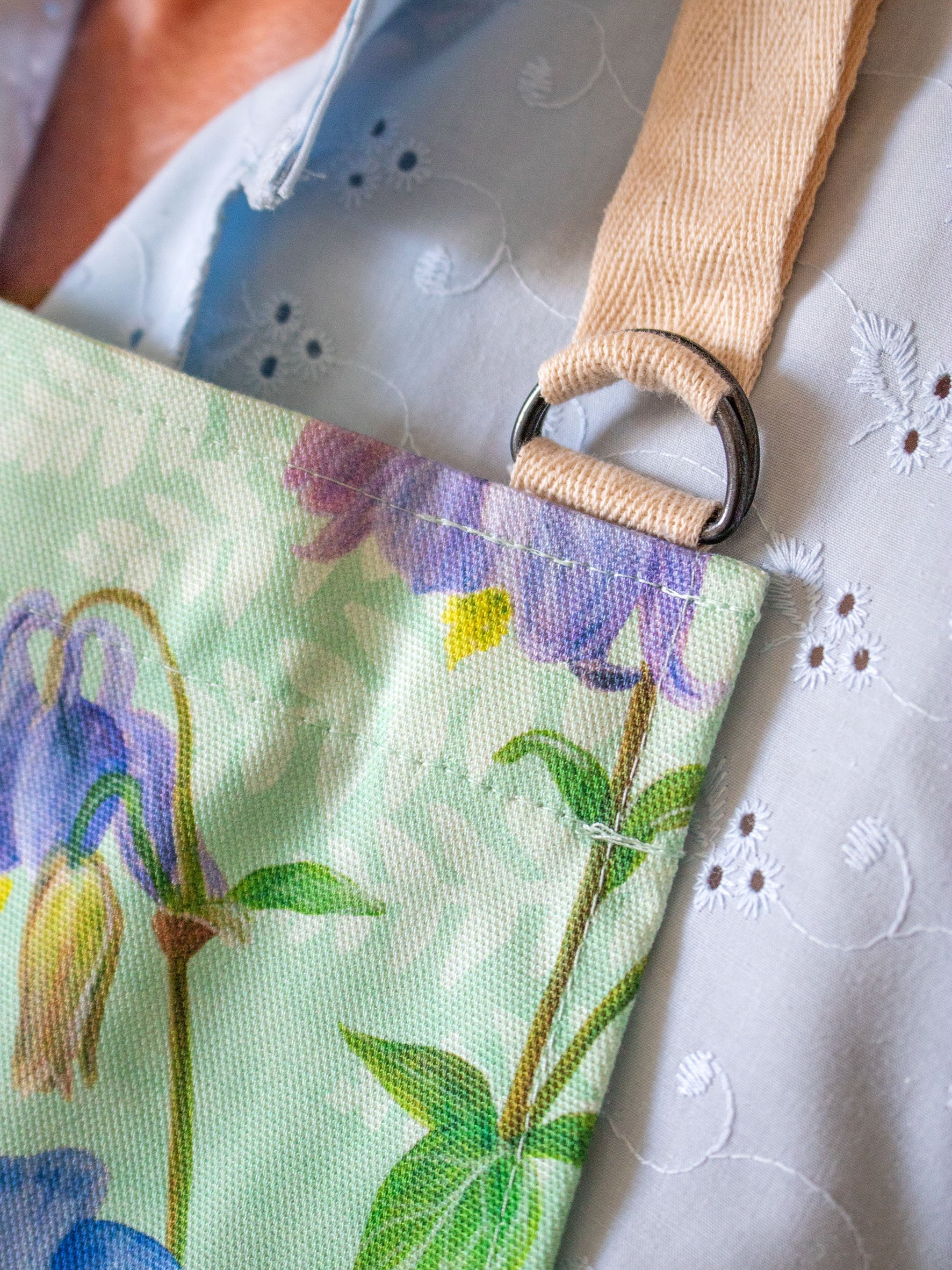 Mothers Garden Apron-in the kitchen-buckle closeup-02.jpg