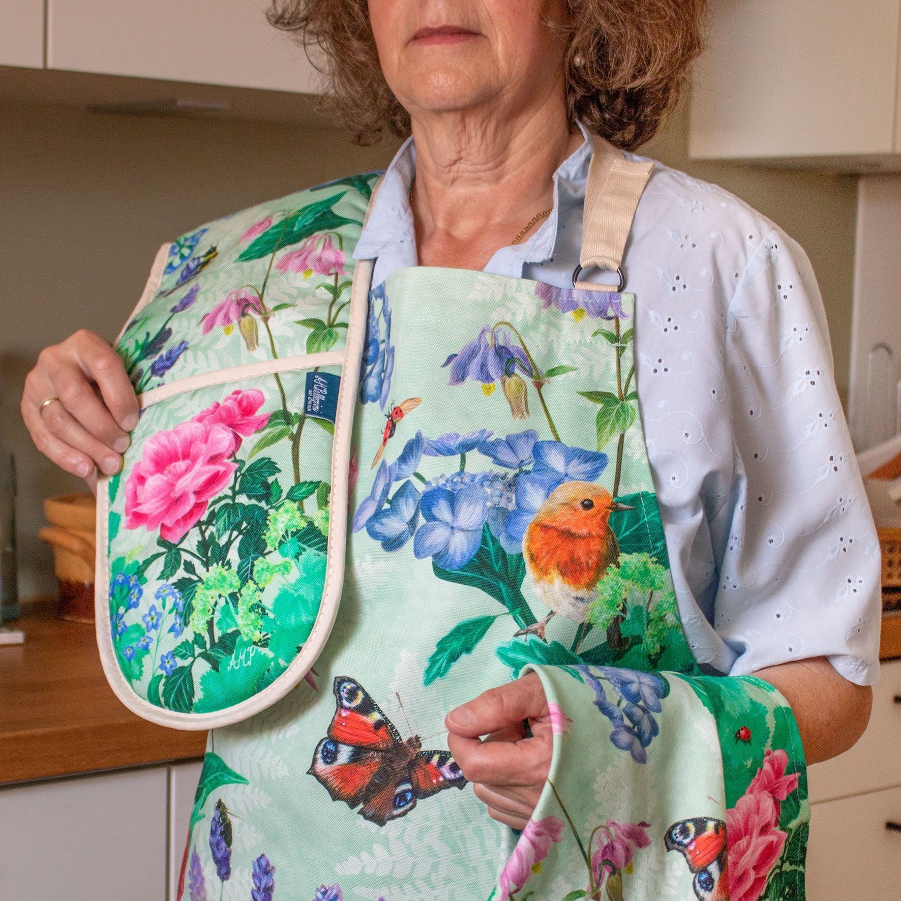Mothers+Garden+Apron%2Btea+towel%2Bovengloves-kitchen+counter-02.jpg