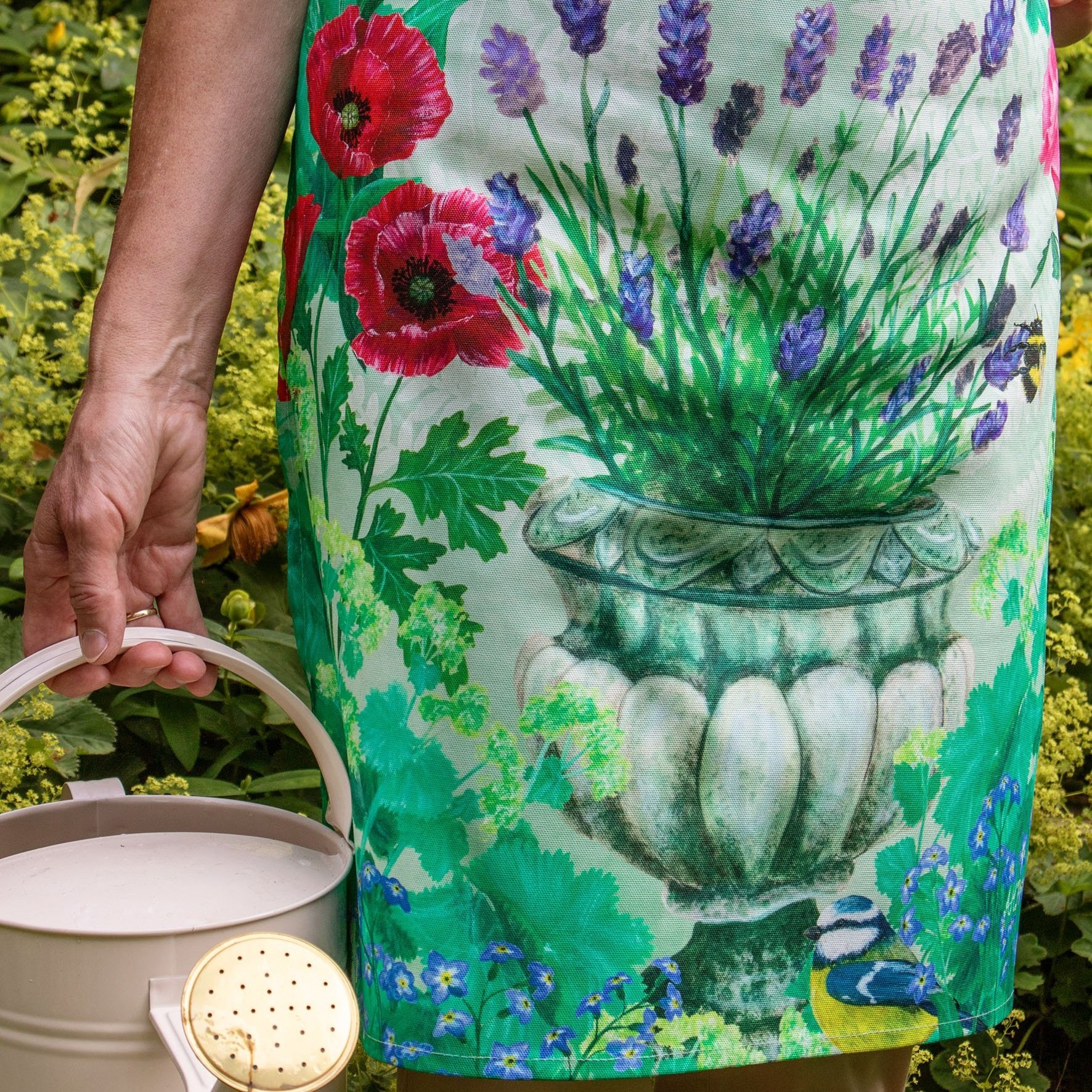 Mothers+Garden+Apron-with+watering+can-closeup-01.jpg