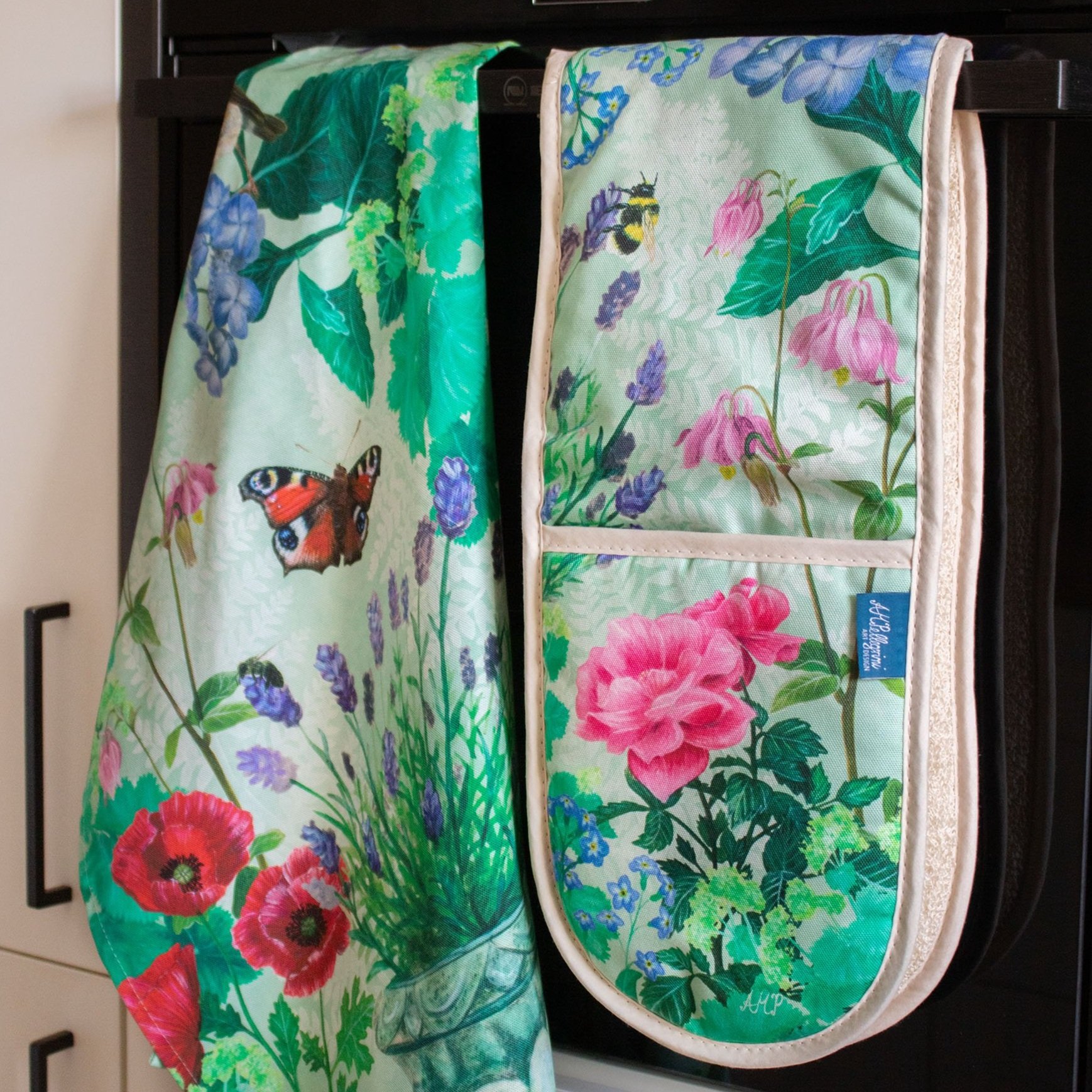 Mothers+Garden+Apron+Tea+towel%2Bovengloves-hanging+on+oven-01.jpg