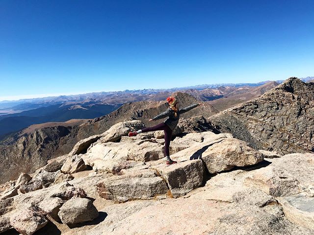 When you summit a 14er, is there anything left to do but arabesque? 🤷🏼&zwj;♀️👯&zwj;♀️ &bull; happy #worldballetday 💛
&bull;
&bull;
&bull;
#getoutside #missingthemountains #mtevans #14ersofcolorado #movementlifestyle #hikemore #dancer