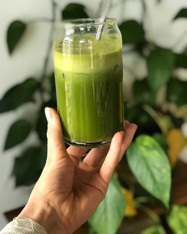 Holiday prep be like 🍏🥒🥬 💚 What are your #1 ways for staying well this season!? Drop a comment and let me know below! 👇 &bull;&bull; this particular juice has kale, celery, jalape&ntilde;o, grapefruit, apple, cucumber, ginger, lime, and golden b
