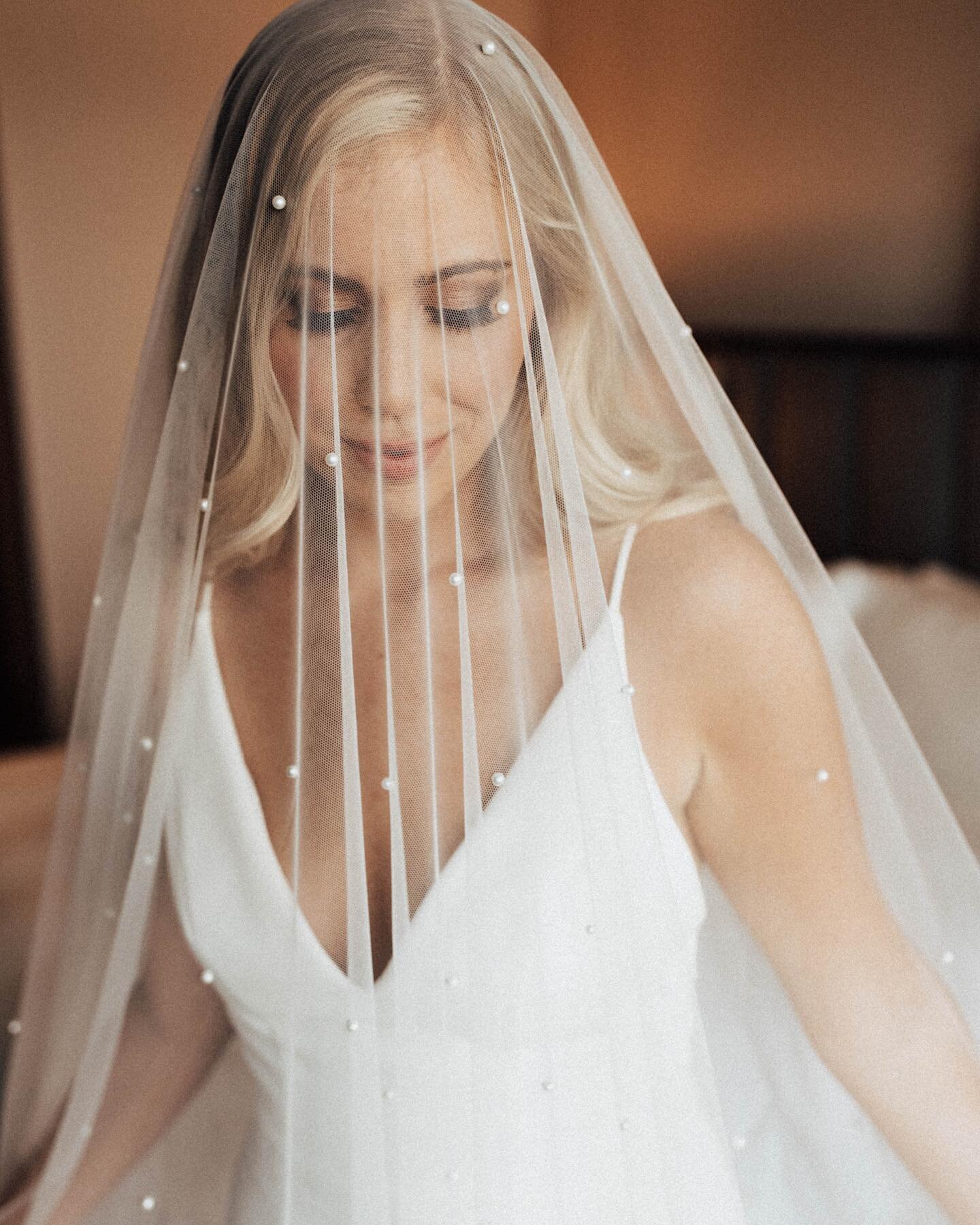 This veil 🤩 I&rsquo;m back home + took yesterday to recharge after a jam packed weekend!✨Today will be filled with lots of editing + a zoom mentor session for a sweet, new photographer! I absolutely love doing 1-on-1 mentor sessions - so if you&rsqu