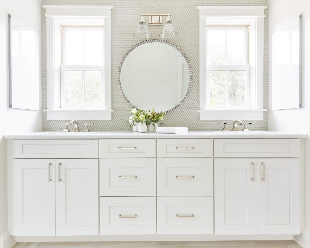 What to do when you have to choose between views and mirrors? We find a way to have both! These medicine cabinets make it possible with interior mirrors, flexible storage, and power outlets to keep the views crisp and clean. The natural light floodin