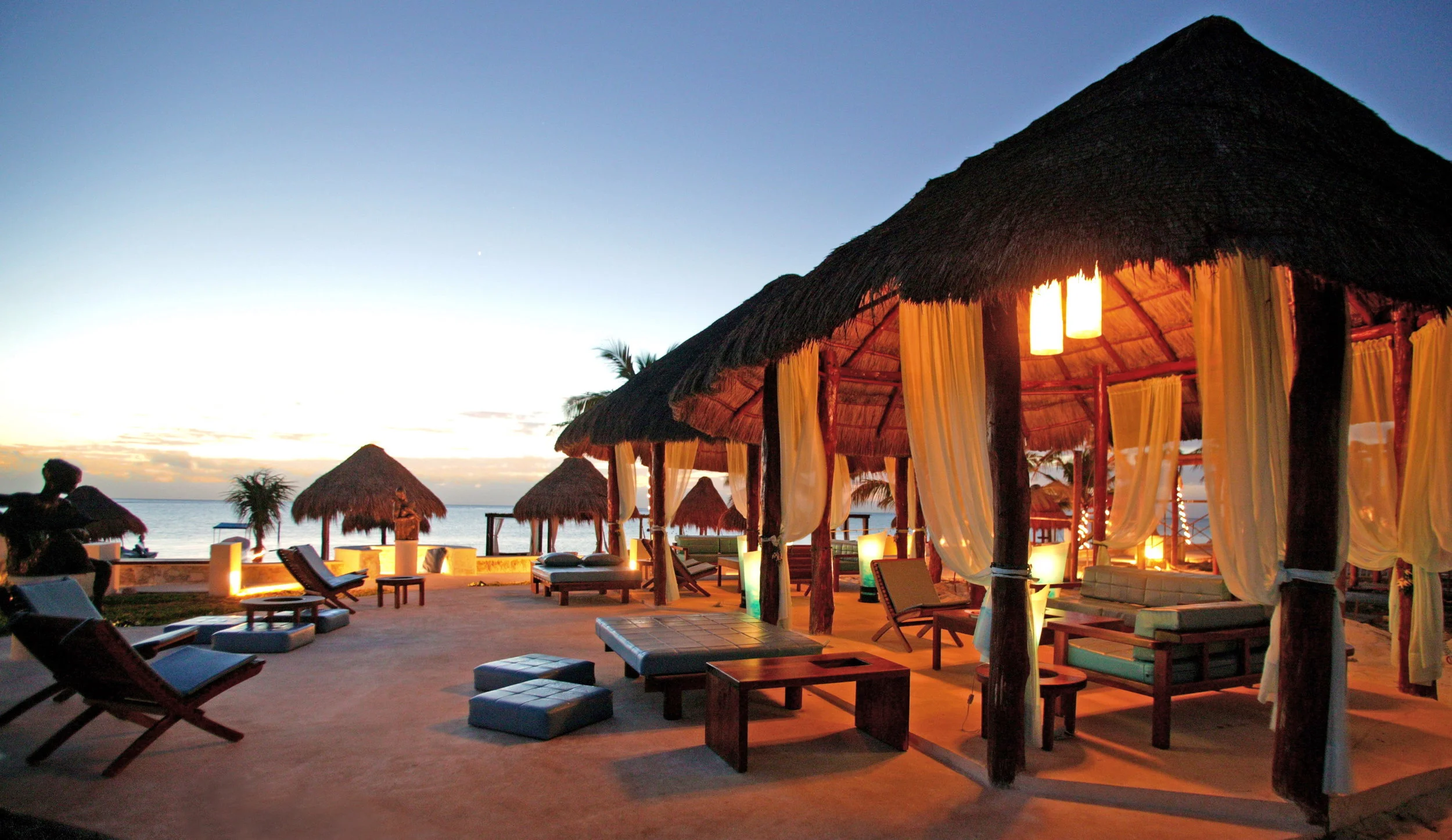 Azul Lounge.jpg