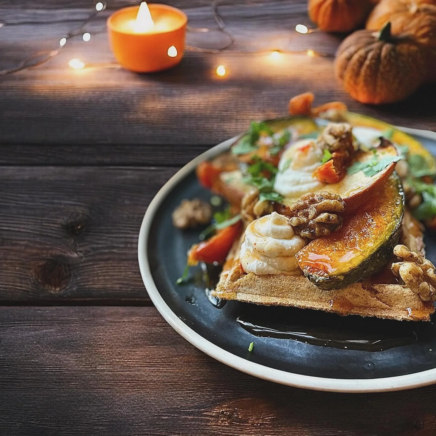 A taste for Autumn 🍂 Roasted butternut squash and pumpkin salad, whipped feta cheese, toasted walnuts, fresh rocket, pomegranate seeds and a hot and honey dressing @wafflehousenorwich 🎃
#healthyeating #norwichbusiness #norwichnorfolk 
#wafflehouse