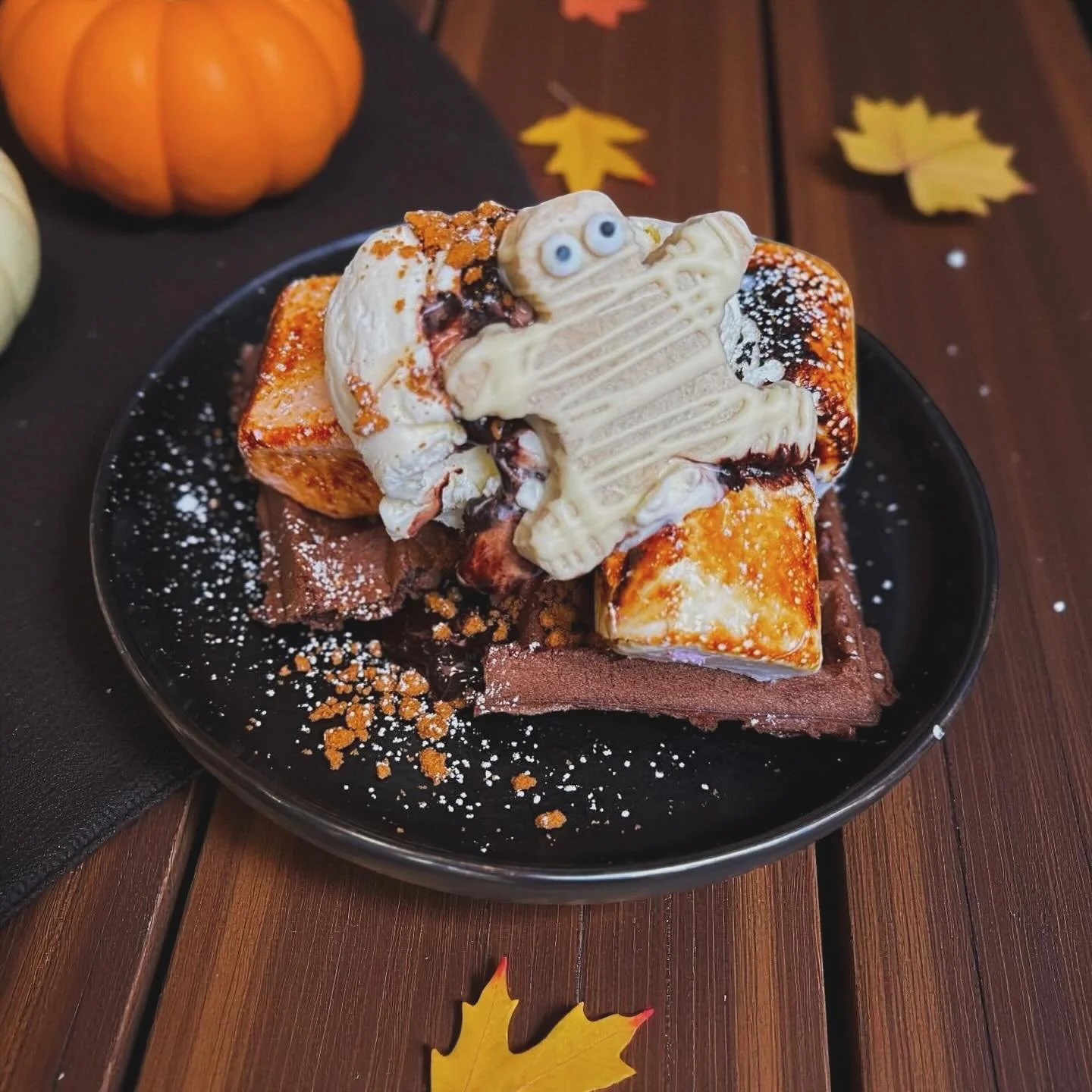 Halloween ‘Smores’ style chocolate filled waffle with caramelised biscuit, chocolate sauce, toasted marshmallows, vanilla ice-cream and a homemade spooky mummified biscuit ☠️ @wafflehousenorwich
#norfolkfoodie #waffles #sweetwaffles #waf