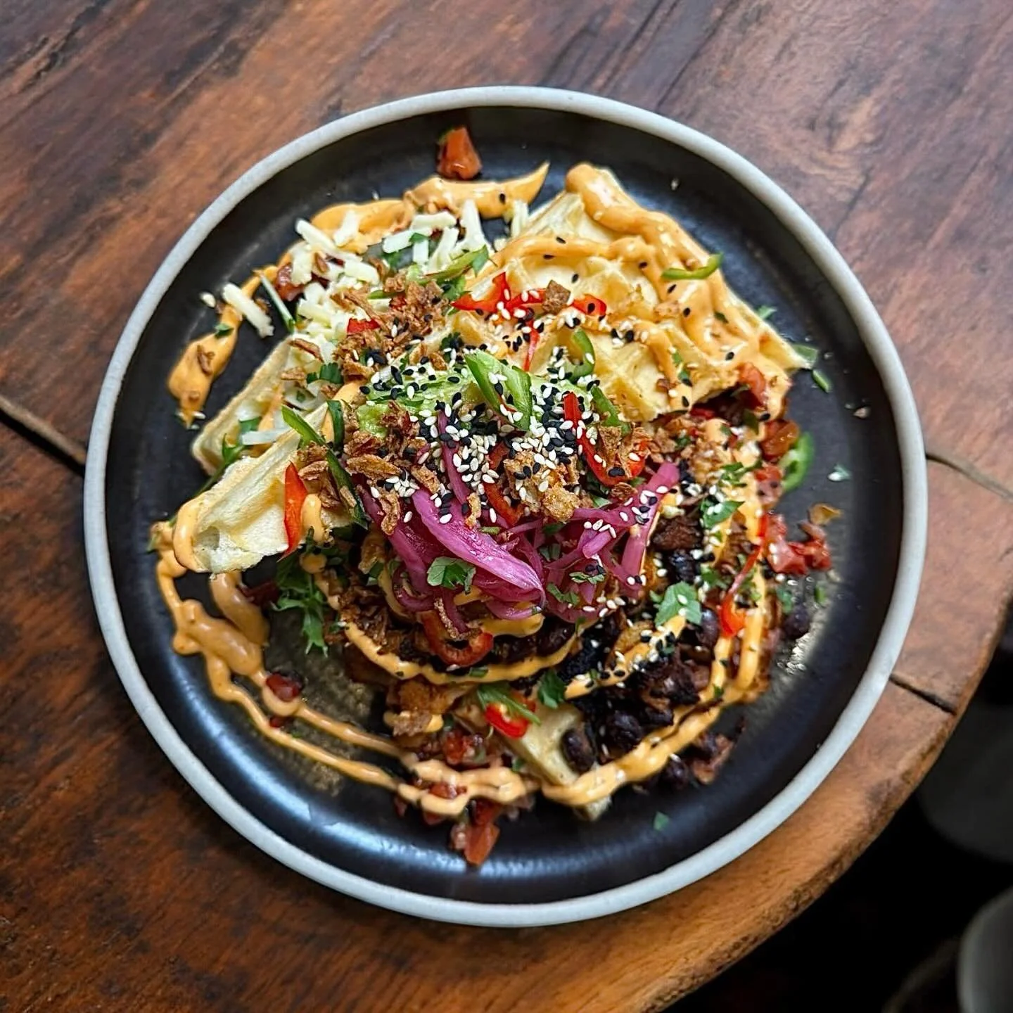 VEGAN MEXICAN JACKFRUIT 
Pulled Mexican spiced jackfruit, black beans, roasted pepper salsa, creamed avocado, vegan applewood cheese, confit garlic &amp; smoked paprika mayo, pickled red onion &amp; mixed leaves @wafflehousenorwich