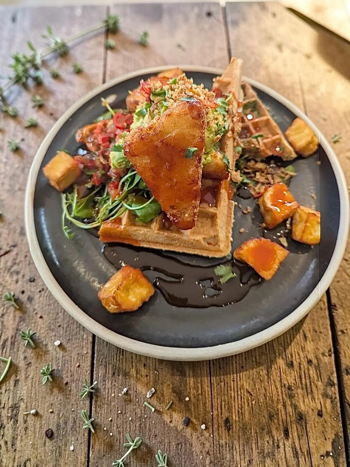&lsquo;I know what you want&rsquo;&hellip;..HALLOUMI &amp; HASH STACK:
With chilli &amp; coriander waffle, smashed avocado, charred pepper salsa &amp; maple siracha dressing @wafflehousenorwich