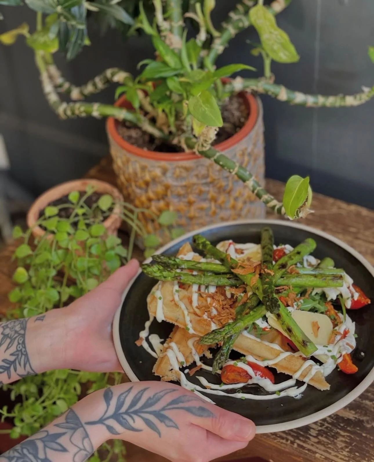 Eat clean 🍃 Griddled Norfolk asparagus, fresh rocket &amp; sun-blushed tomato salad, toasted mixed seeds &amp; a creamy garlic aioli served with an applewood cheese, chilli &amp; rosemary waffle @wafflehousenorwich 

Norfolk asparagus from @eastersn